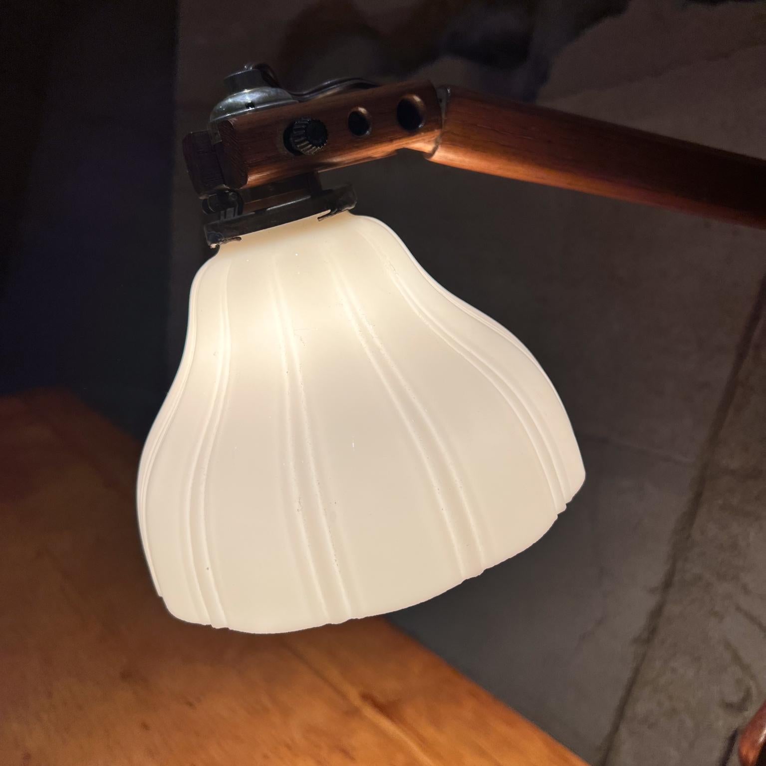 Quercia Lampada a morsetto articolata per scrivania da tavolo degli anni '40, Wood Oak in vendita