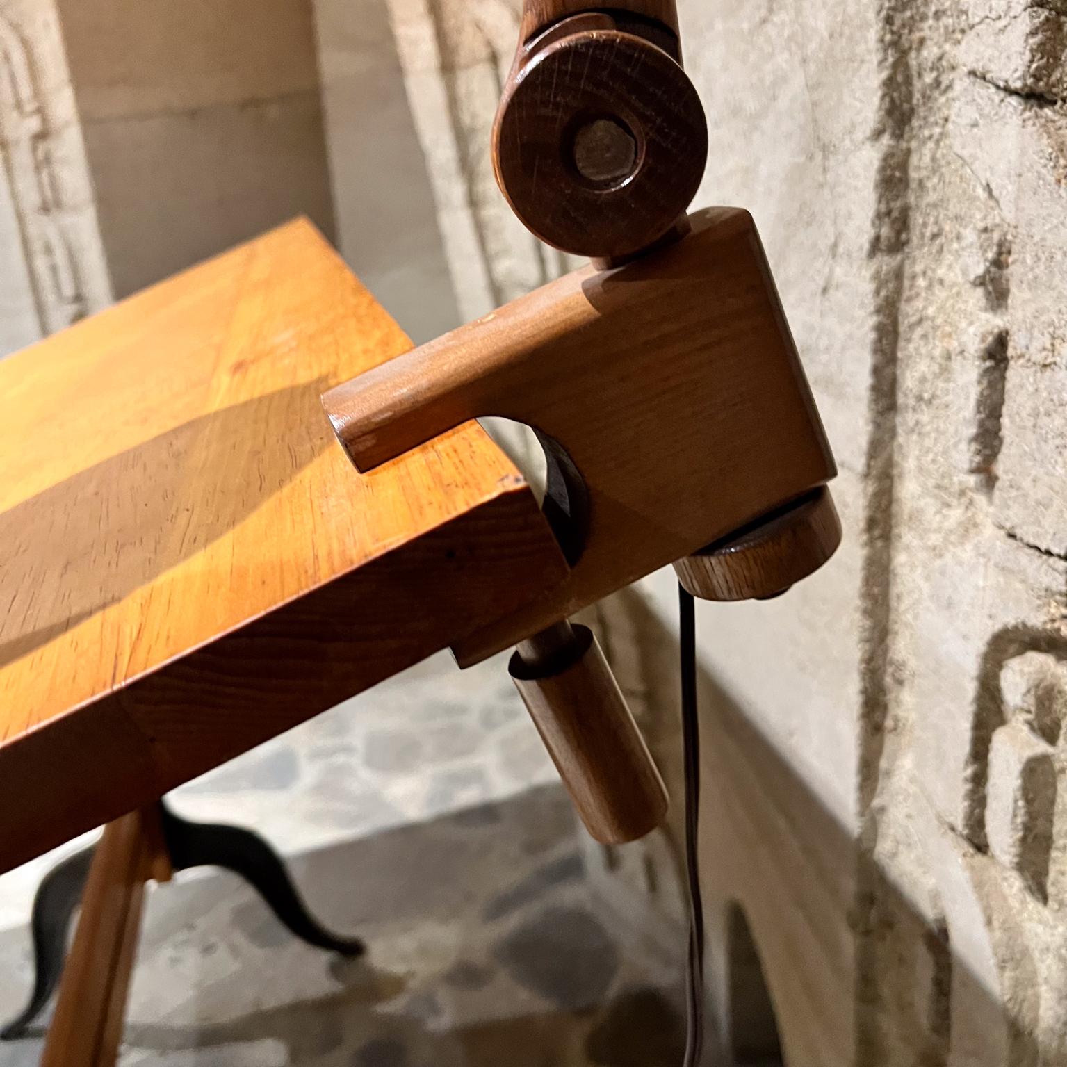 Lampada a morsetto articolata per scrivania da tavolo degli anni '40, Wood Oak in vendita 1