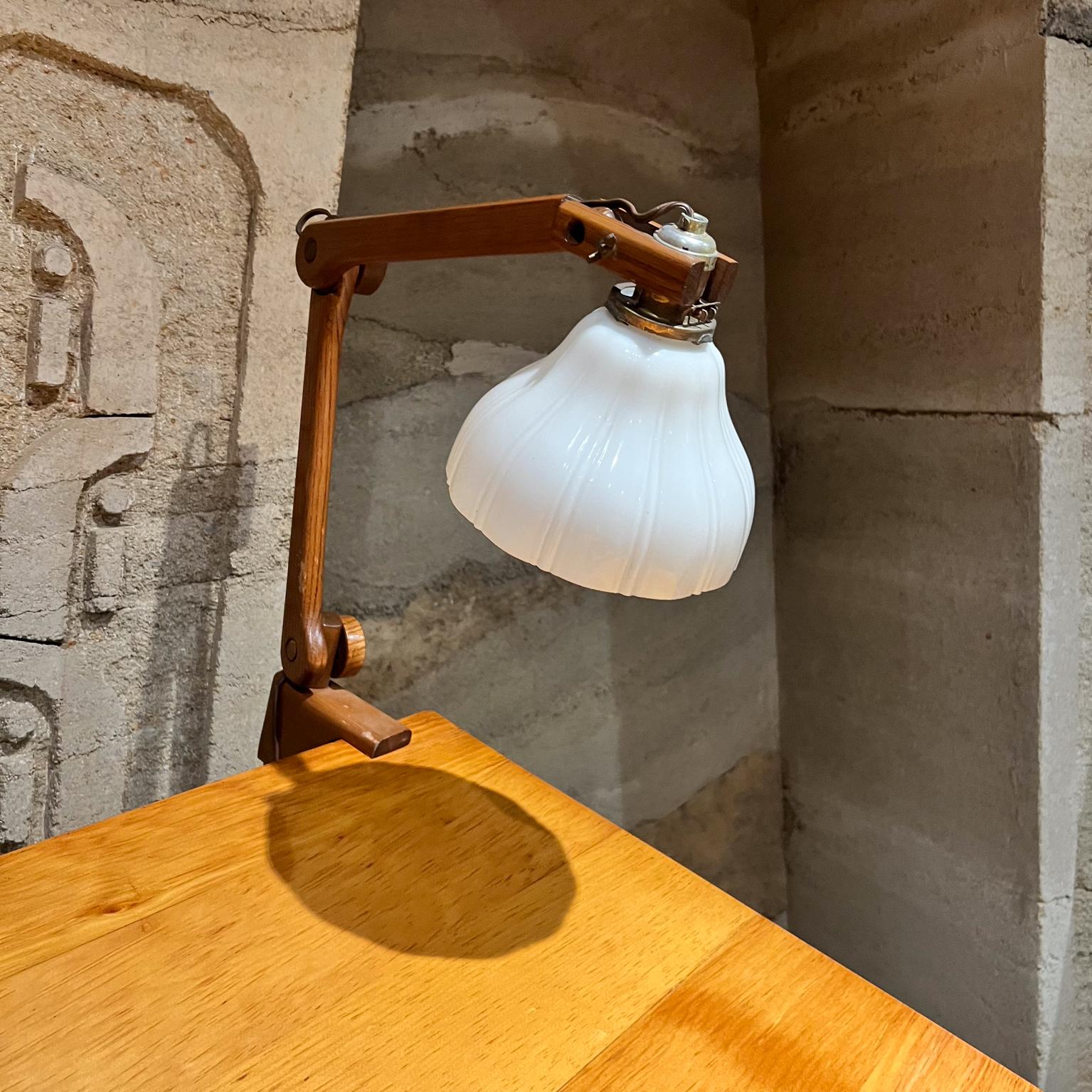 Lampada a morsetto articolata per scrivania da tavolo degli anni '40, Wood Oak in vendita 3
