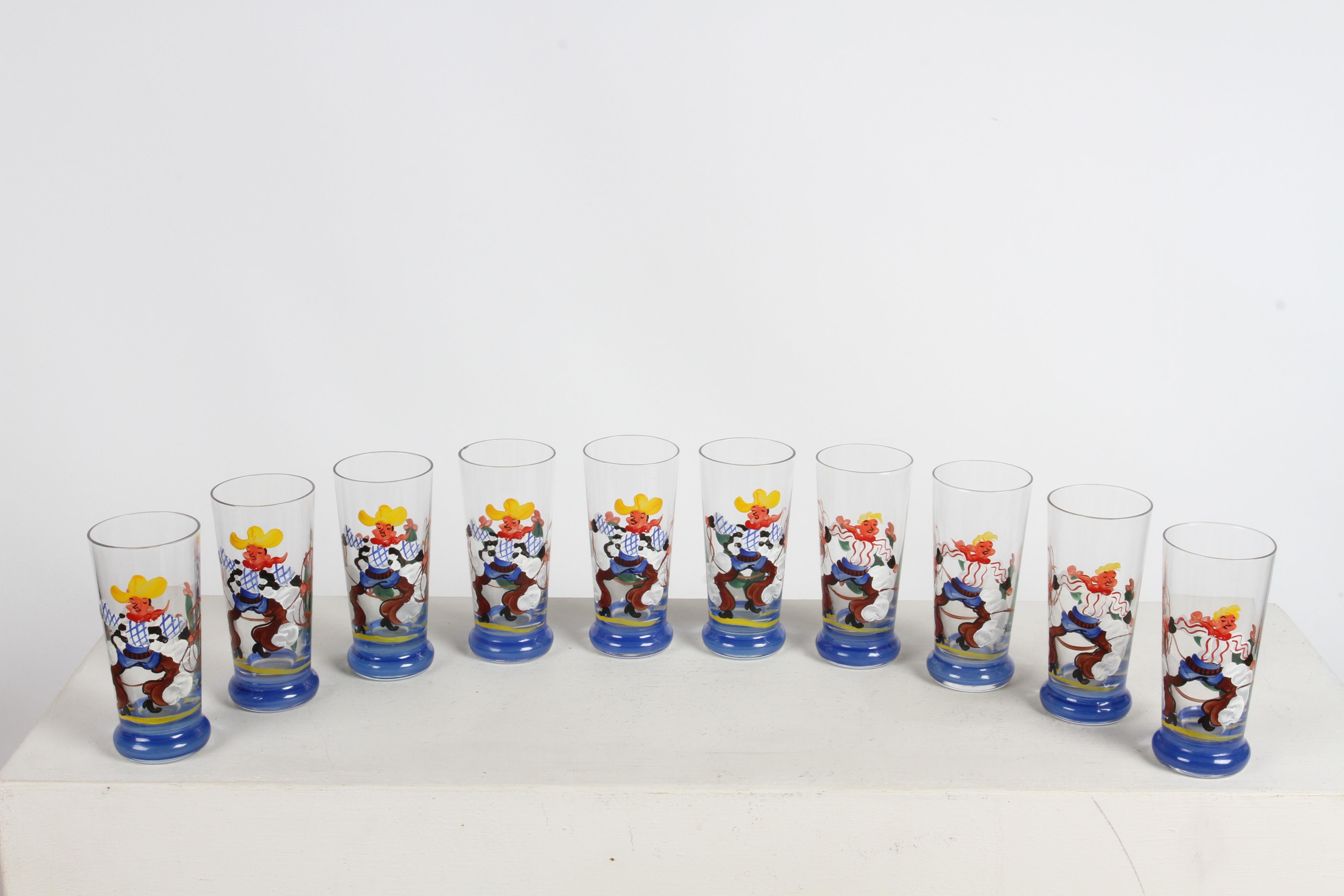 Clásico juego de 10 vasos de bar de cerveza pilner, cóctel o refresco de los años 40, pintados a mano y firmados por la artista Rita con el tema del oeste de un vaquero con zahones y lazo, sombrero de vaquero amarillo y fondo de cactus. 6 vasos con