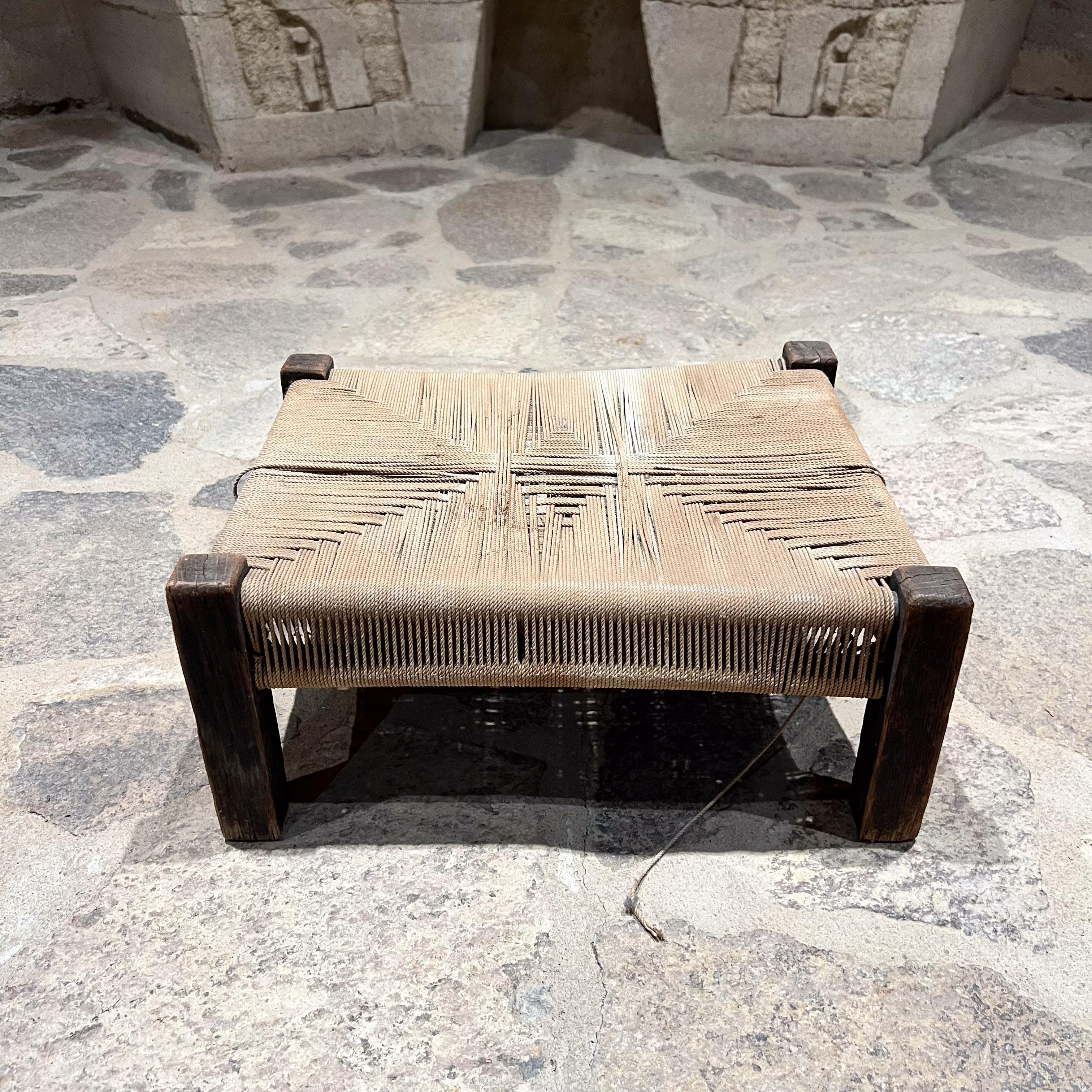 AMBIANIC präsentiert
Rustikaler niedriger Hocker aus gewebtem Baumwollseil mit Holzrahmen im Arts & Crafts Mission Stil
Keine Unterschrift 
6,75 H x 16 B x 13 T
Gebrauchter, unrestaurierter Originalzustand. Patina vorhanden und Sonne