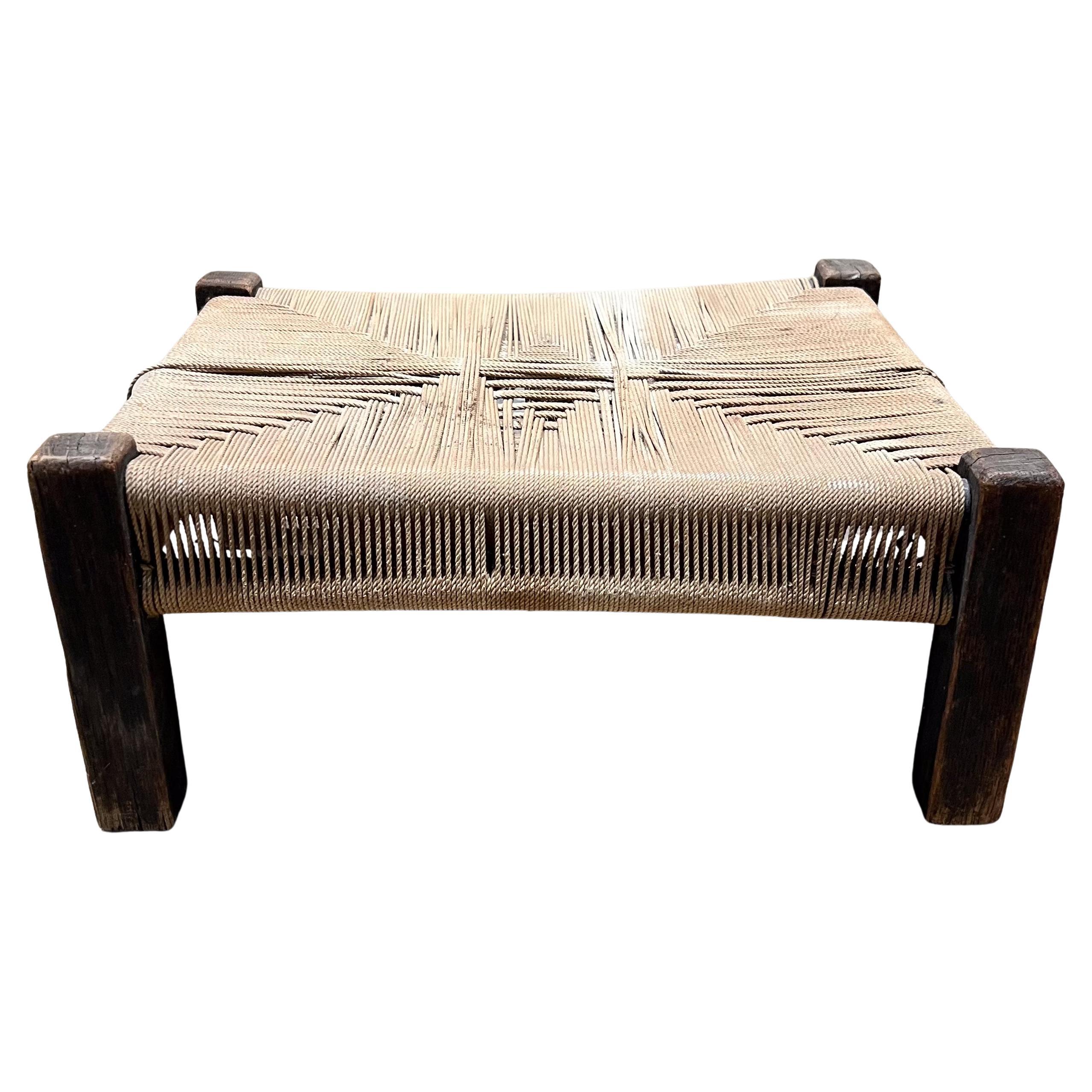 1940s Arts and Craft Hocker gewebtes Seil Wood Frame
