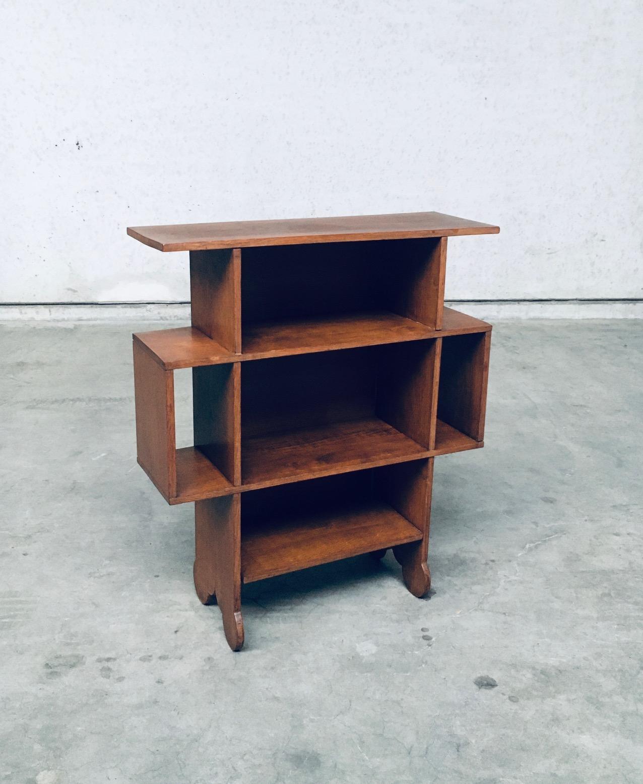Mueble para libros pequeño de estilo artesanal Vintage Hand Crafted Arts & Crafts Design. Fabricado en Bélgica, época de 1940. Librería en forma de T hecha a mano con tablones finos de madera de haya maciza. Está en buen estado original, con signos