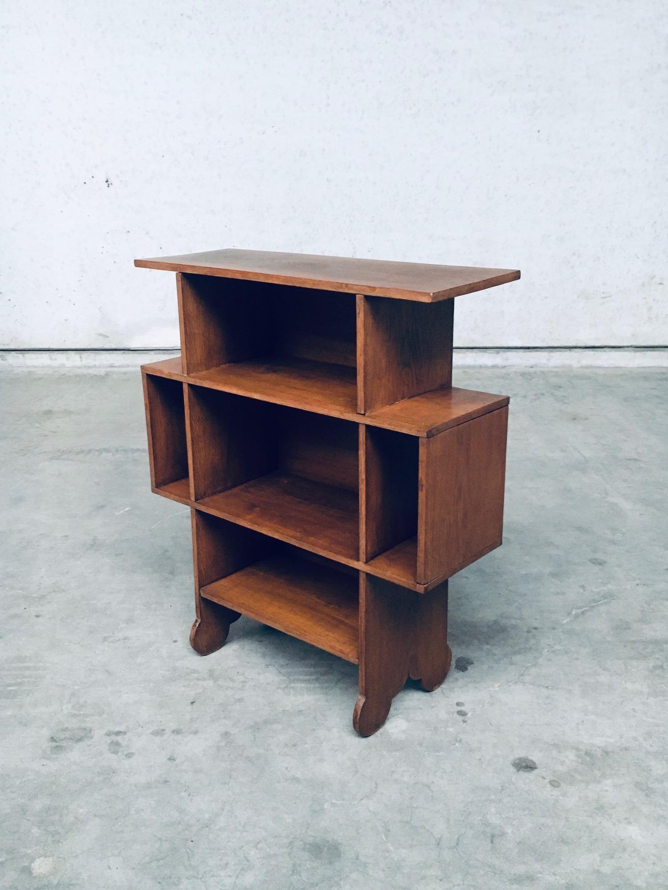 Pequeño armario para libros de diseño Arts & Crafts de 1940 Belga en venta