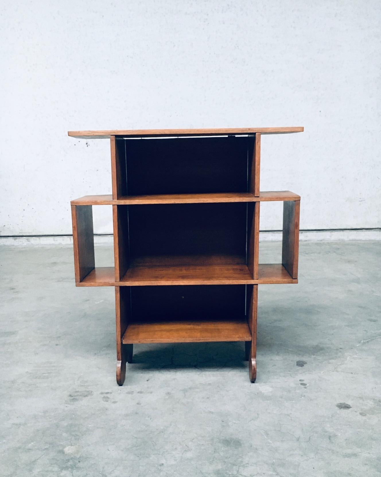 Pequeño armario para libros de diseño Arts & Crafts de 1940 en Bueno estado para la venta en Oud-Turnhout, VAN