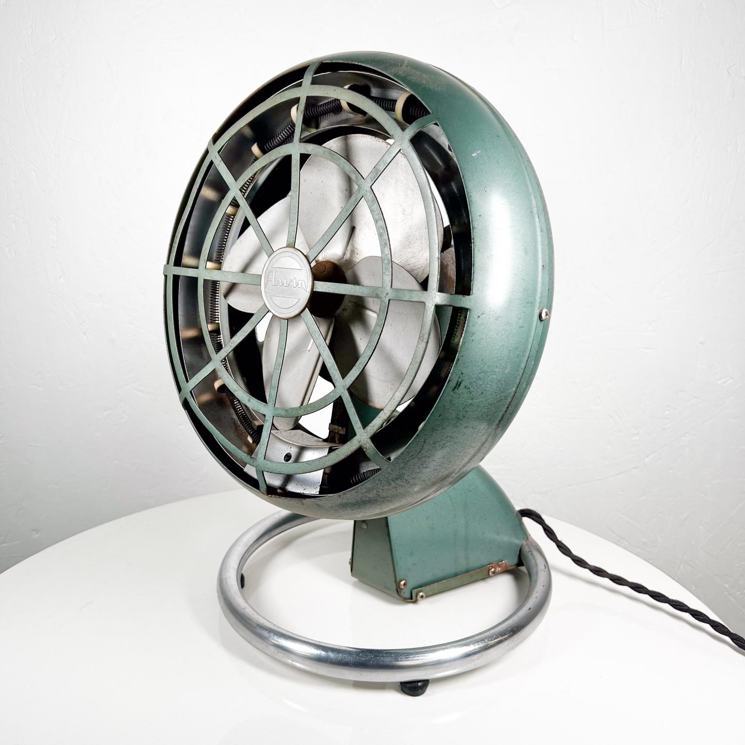1940s Arvin Art Deco Industrial Electric Heater Fan USA
Stamped with makers label on front.
15 h x 10 w x 10 d
Made by ARVIN
Preowned Original vintage condition unrestored faded paint and chrome.
Refer to all images.