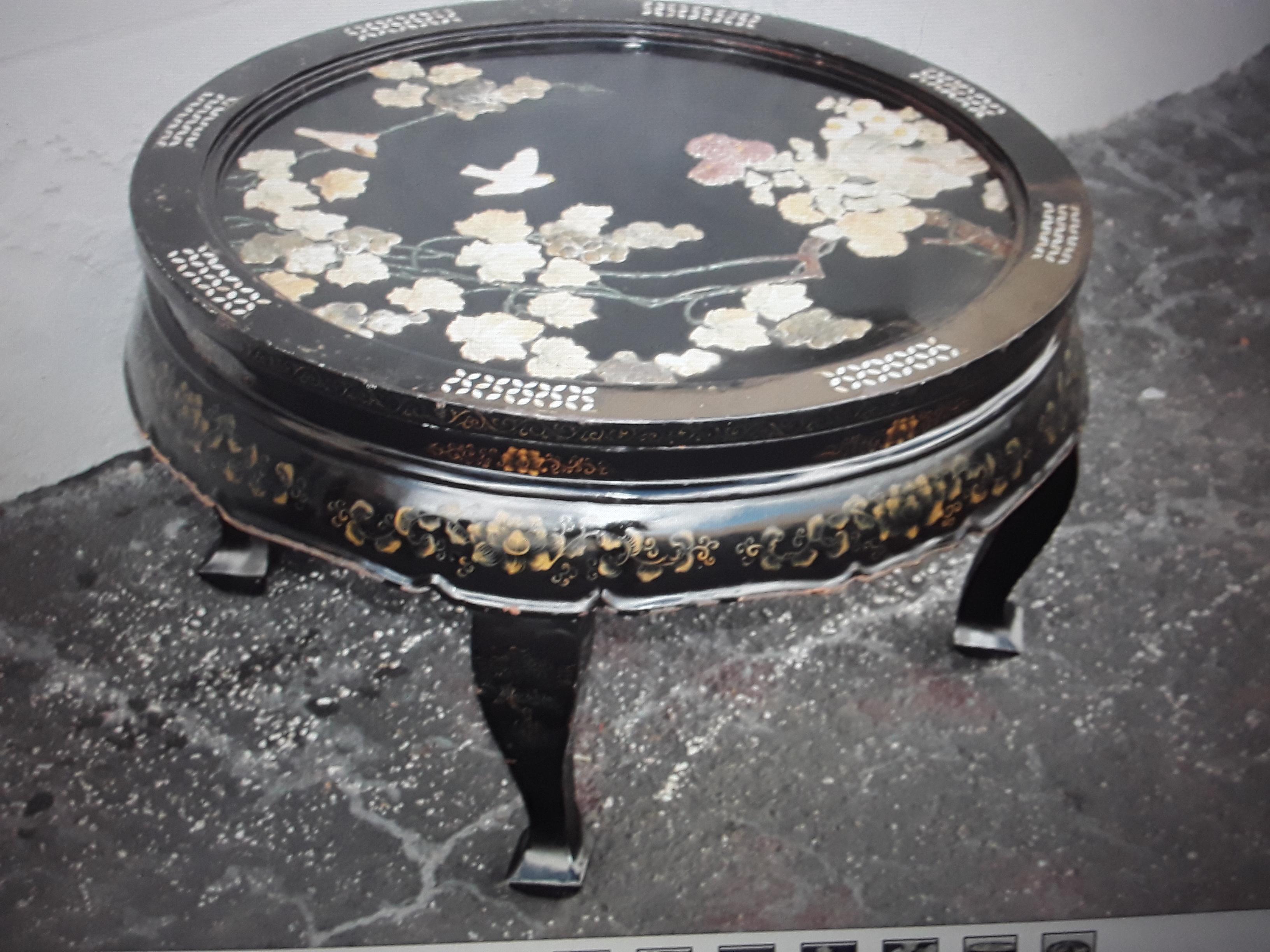 1940's Asian Chinoiserie Black Lacquered Floral Coffee Table For Sale 4