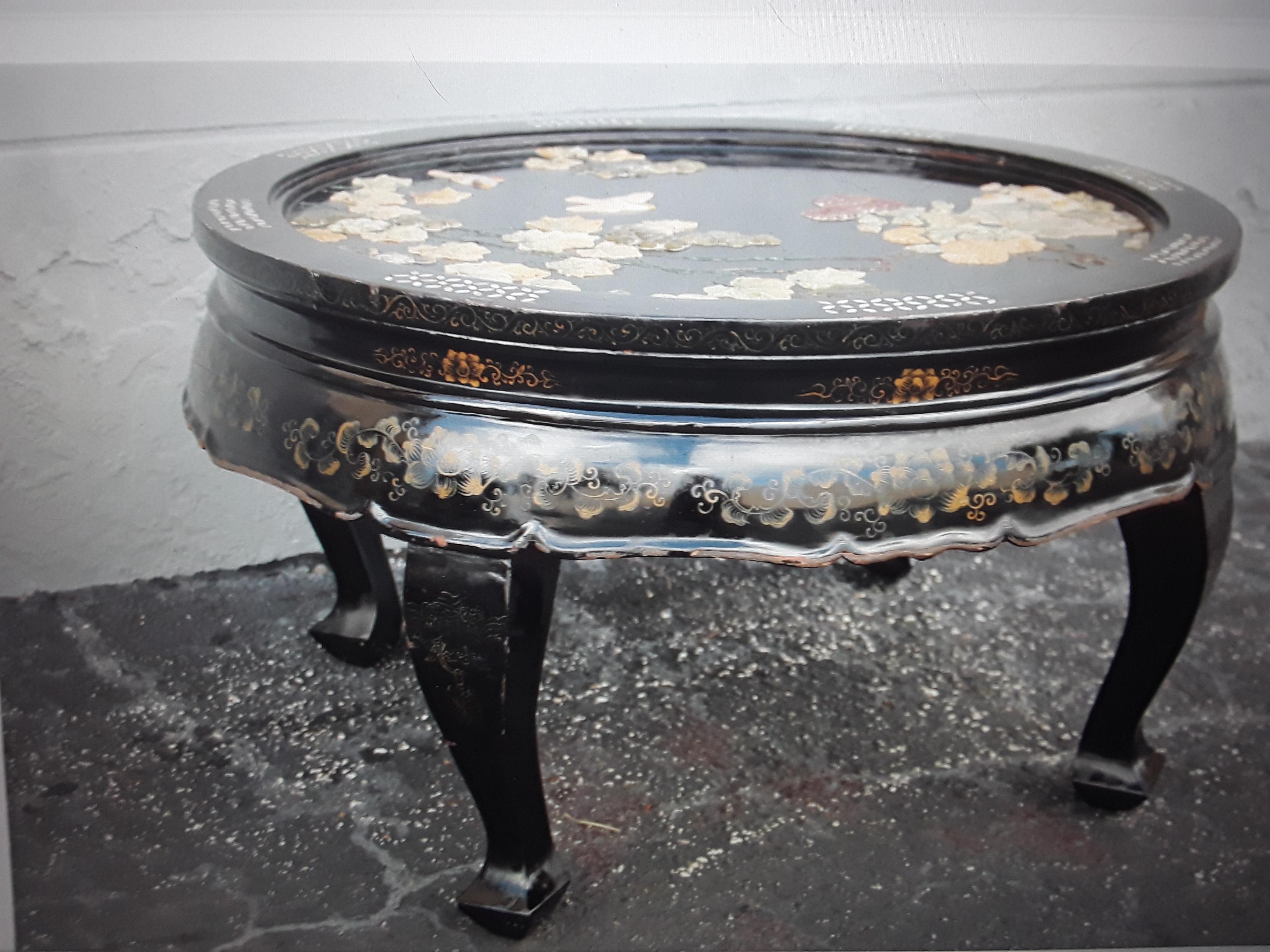 1940's Asian Chinoiserie Black Lacquered Floral Coffee Table For Sale 5