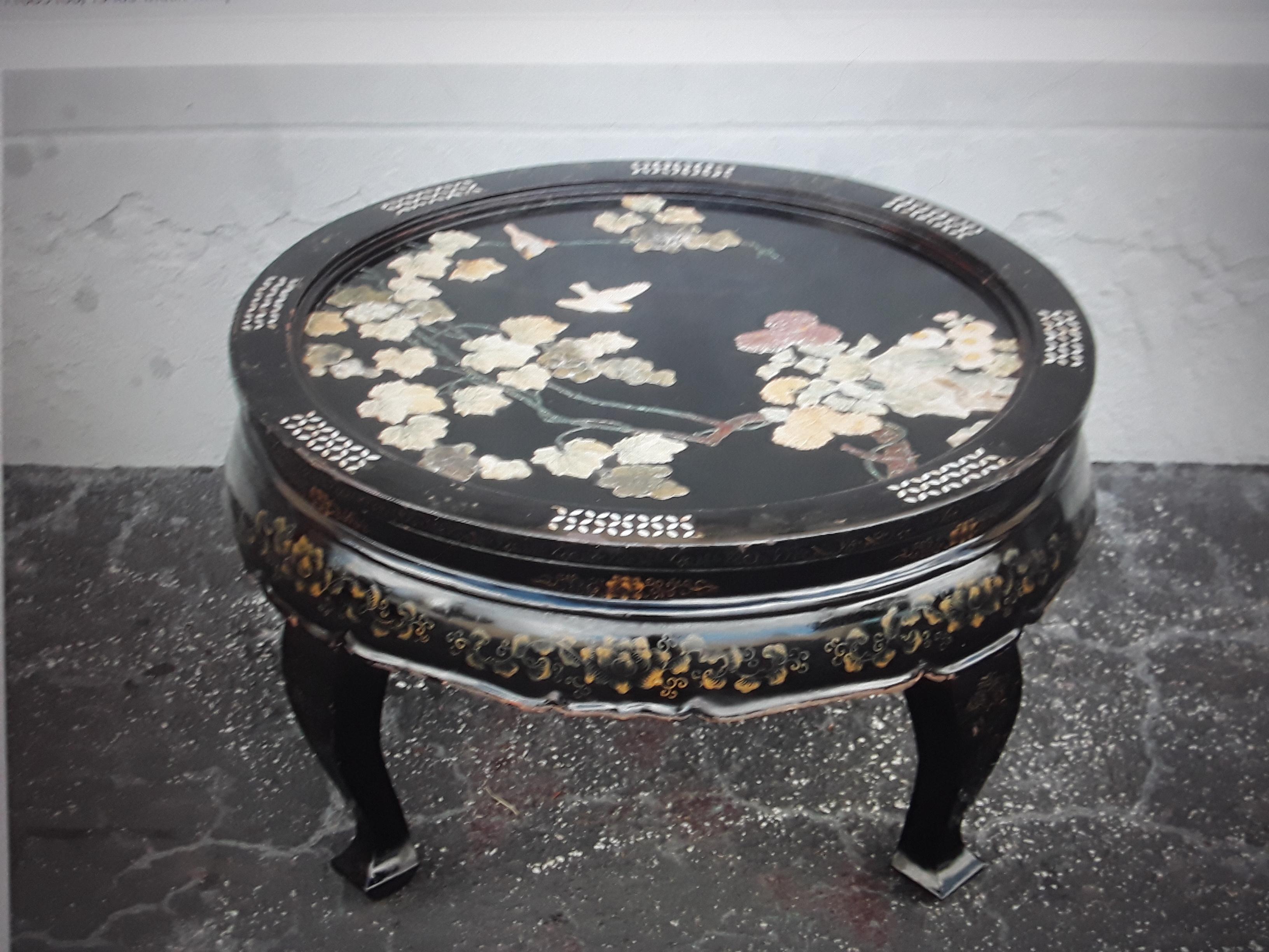 1940's Asian Chinoiserie Black Lacquered Floral Coffee Table For Sale 6