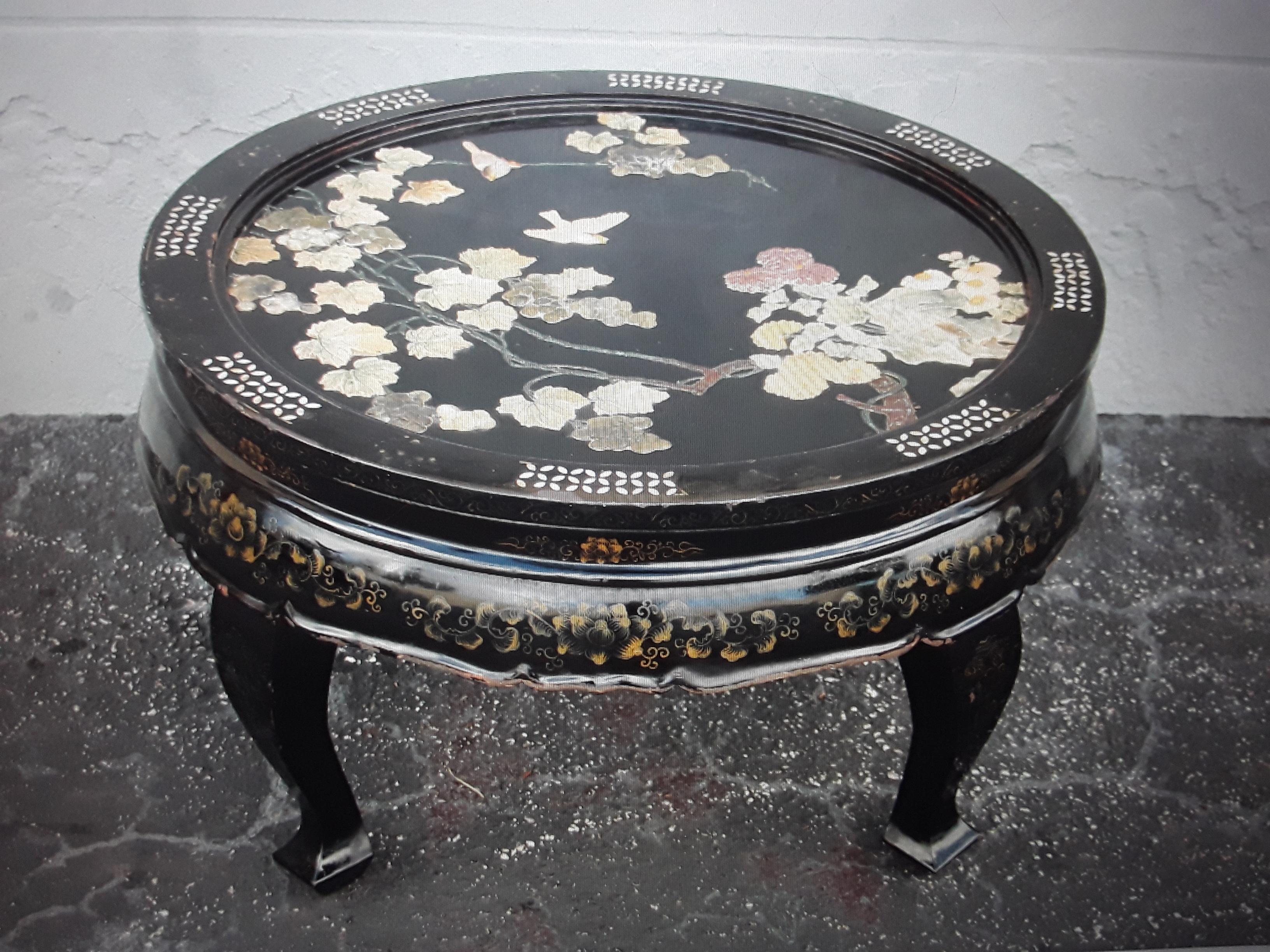 Stunning 1940's Asian Chinoiserie Schwarz Lack Floral Form Couchtisch. Dieser Tisch war Teil eines Sets, das auf einer Auktion erworben wurde.