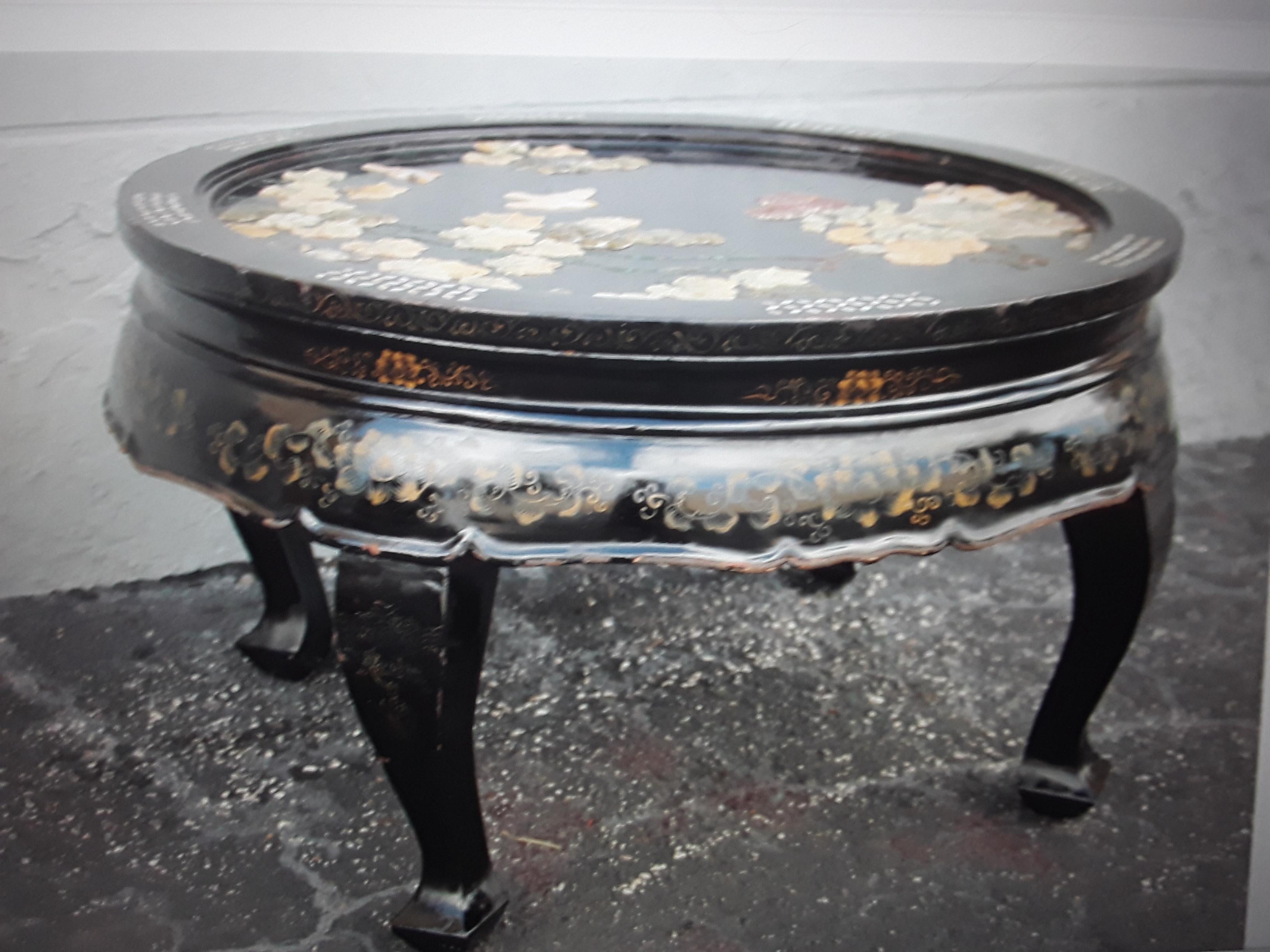 Chinese 1940's Asian Chinoiserie Black Lacquered Floral Coffee Table For Sale