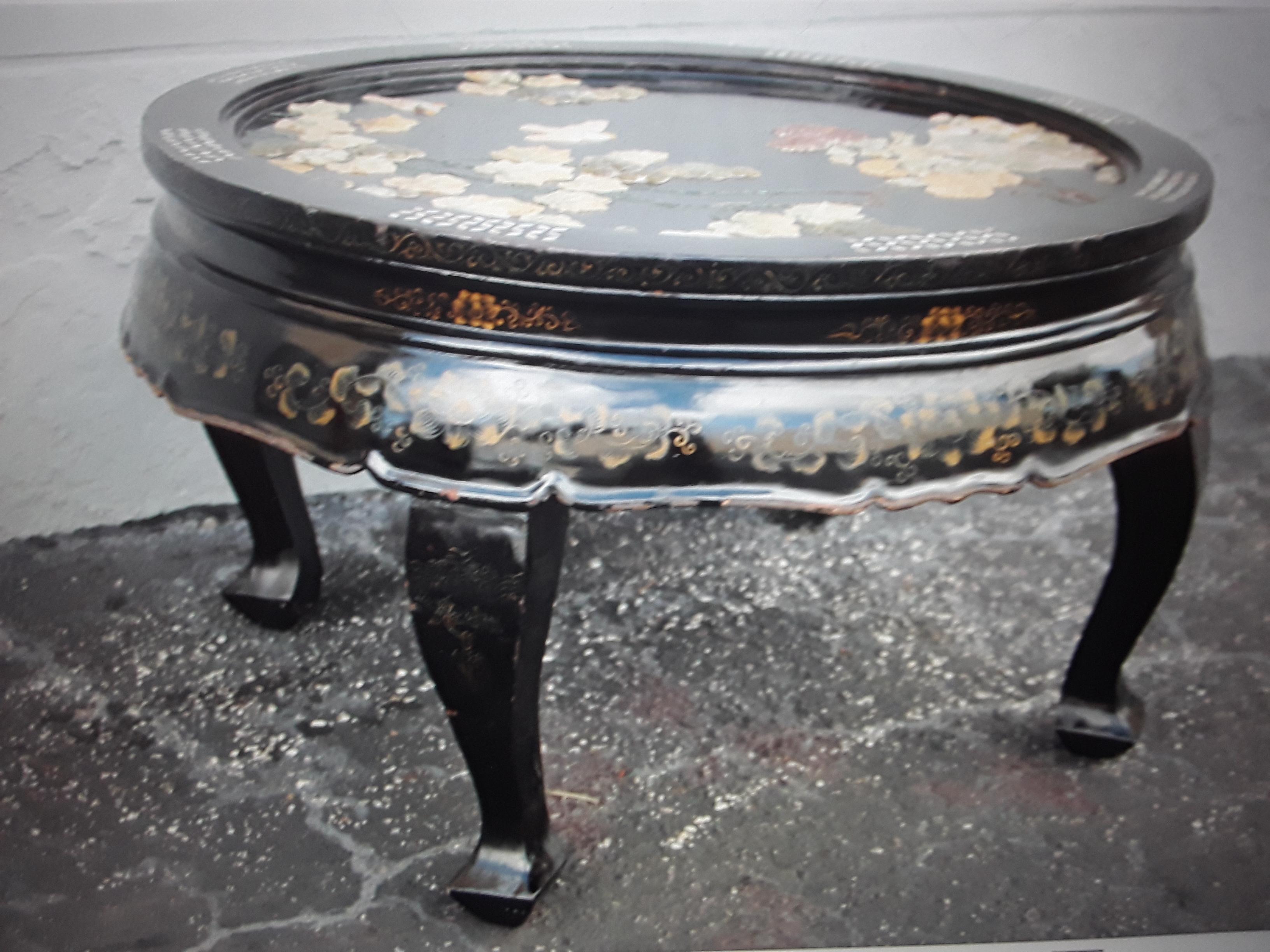 1940's Asian Chinoiserie Black Lacquered Floral Coffee Table For Sale 3