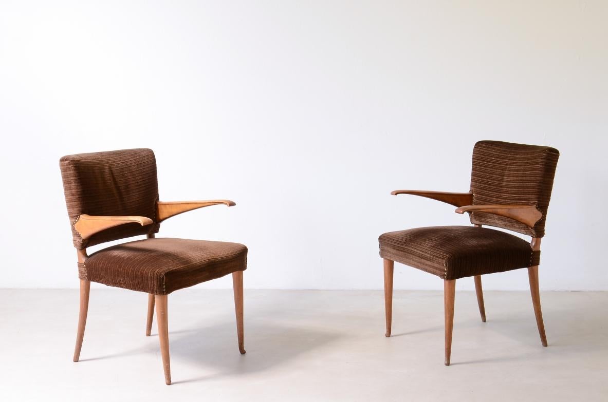 Mid-Century moderno Coppia di sedie con braccioli a sbalzo attribuite agli anni '40 in vendita
