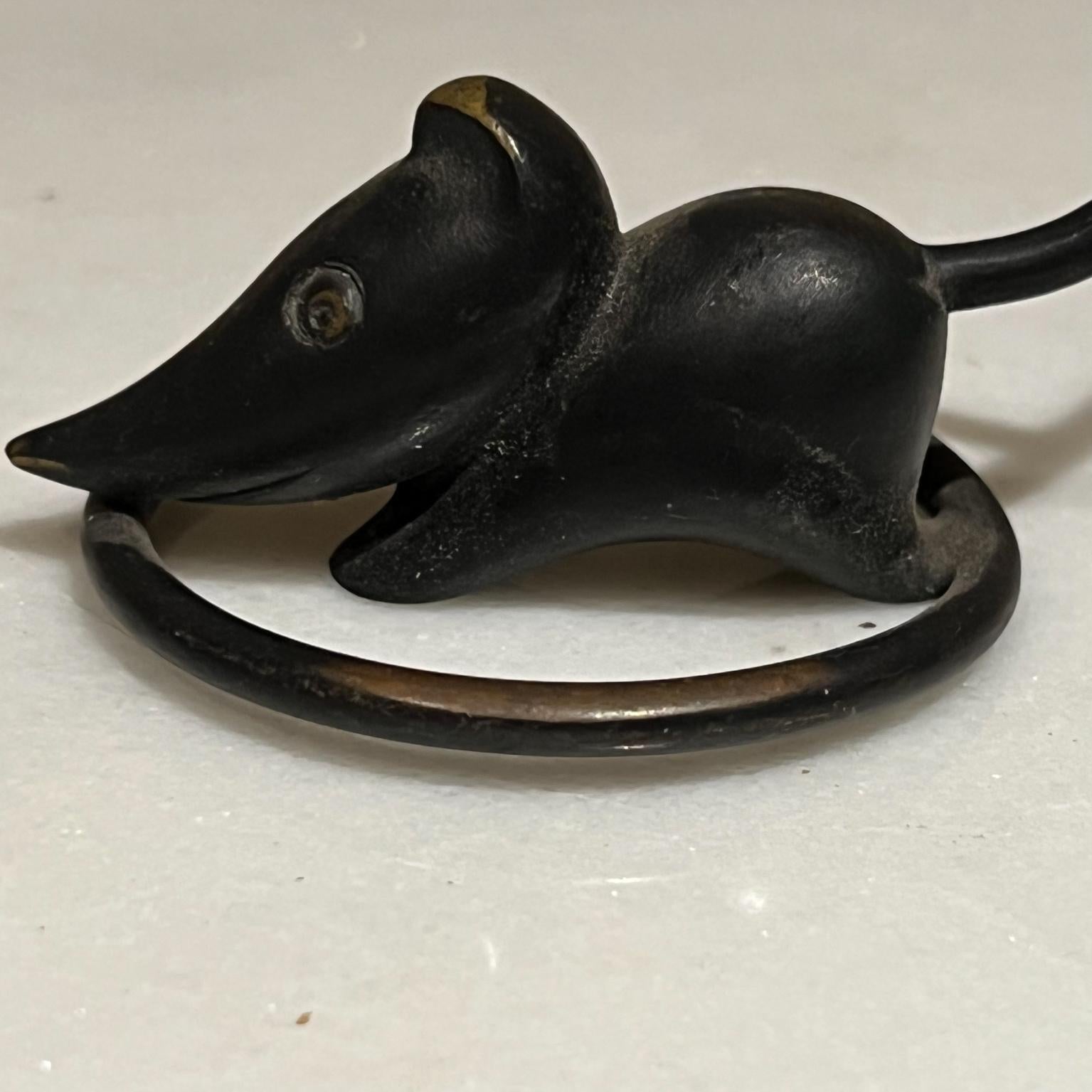 1940s Austria Adorable Bronze Mouse Ring Holder Paperweight by Richard Rohac In Good Condition In Chula Vista, CA