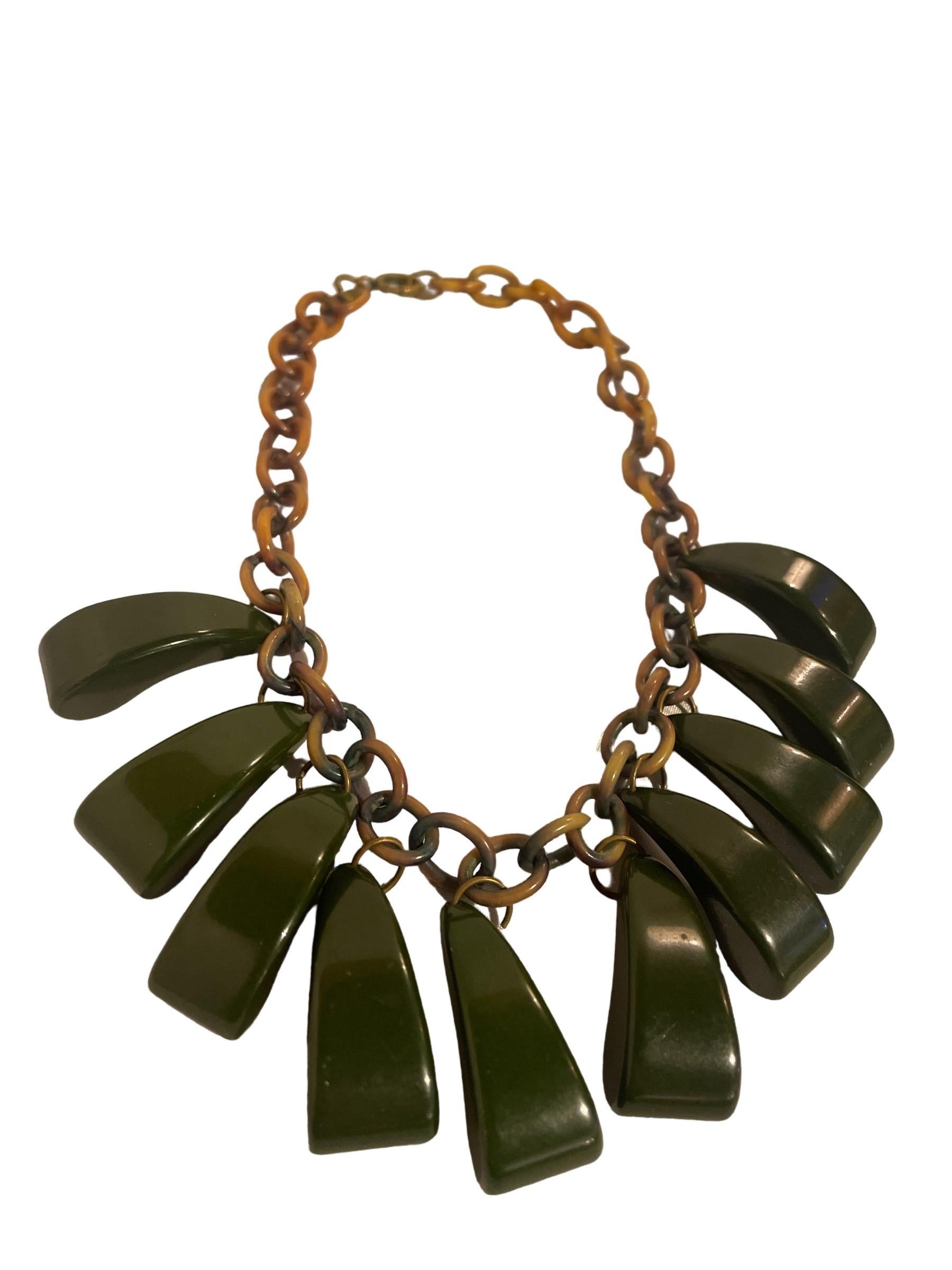 1940s Avocado Green Bakelite Charm Necklace

Beautiful vintage piece in excellent condition! Chunky green teardrop bakelite charms on a celluloid chain.

Length: 16