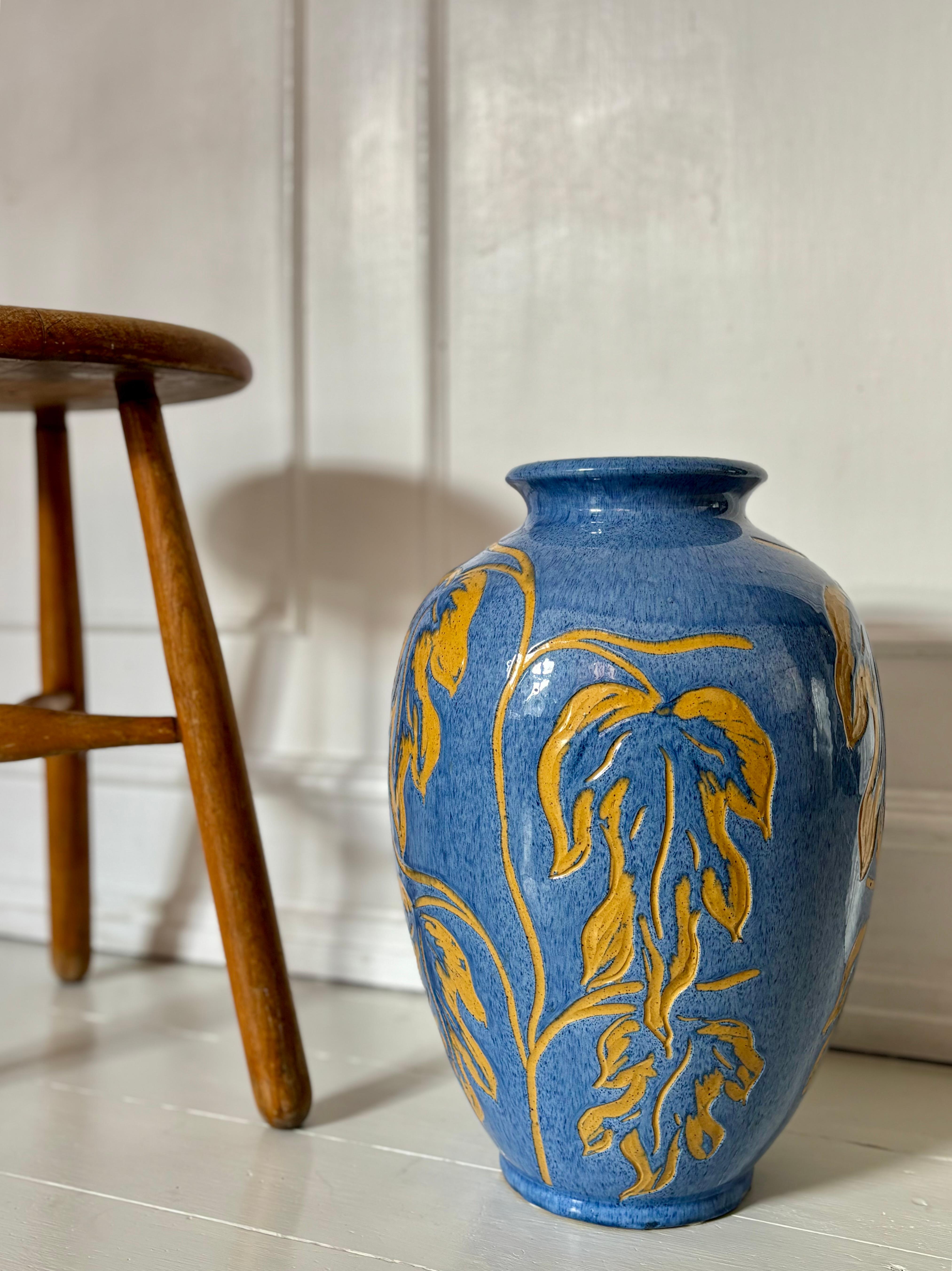 Grande vaso da terra in gres azzurro brillante dell'artista danese Carl Viggo Larsen. Realizzato a mano nel suo studio Cavila nella piccola città di Næstved, nel sud della Zelanda, negli anni Quaranta. Colori sorprendenti e piuttosto insoliti per
