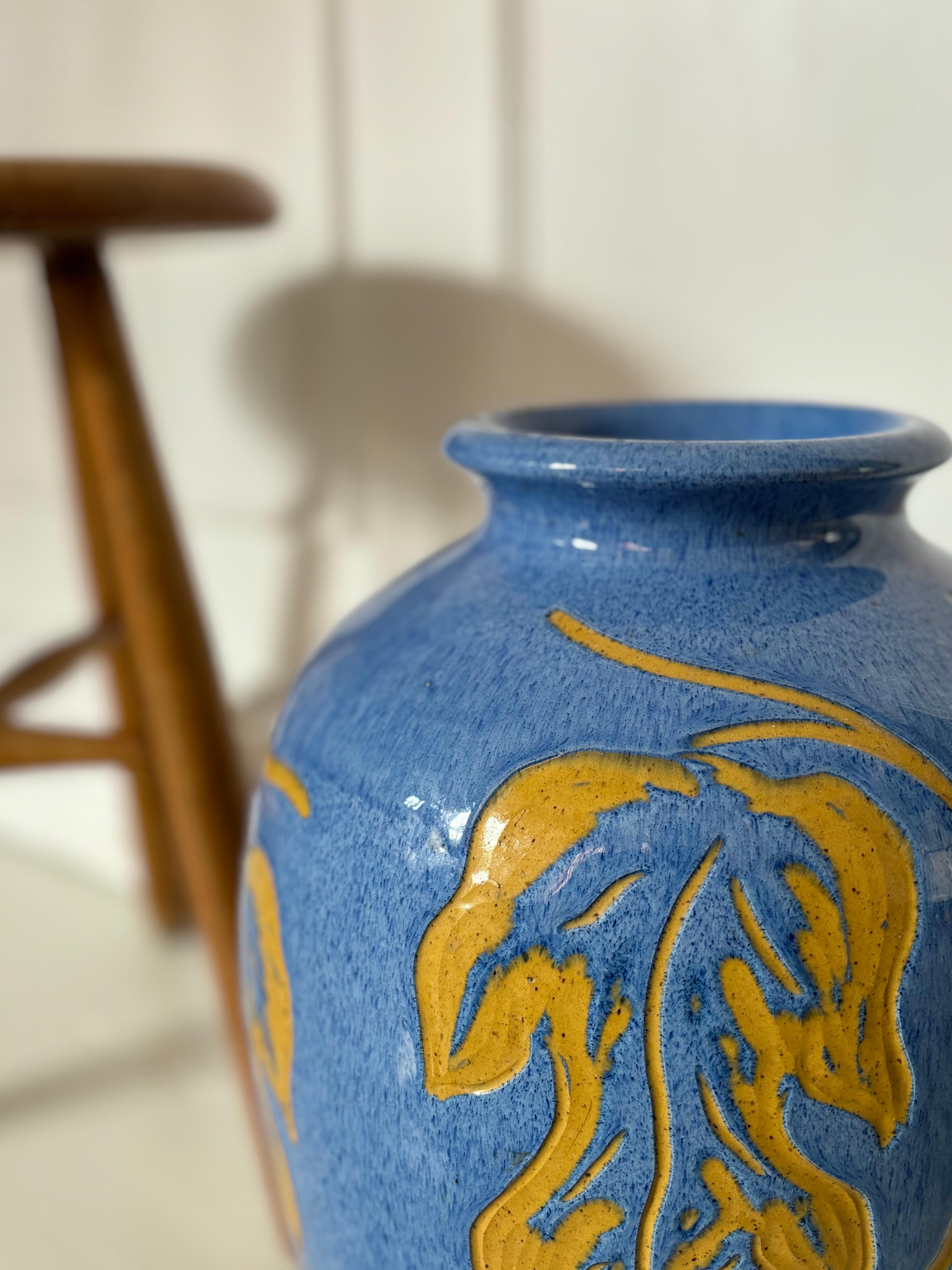 Intagliato a mano Vaso da terra XL 1940 azzurro Art Nouveau di Carl Viggo Larsen, Danimarca in vendita