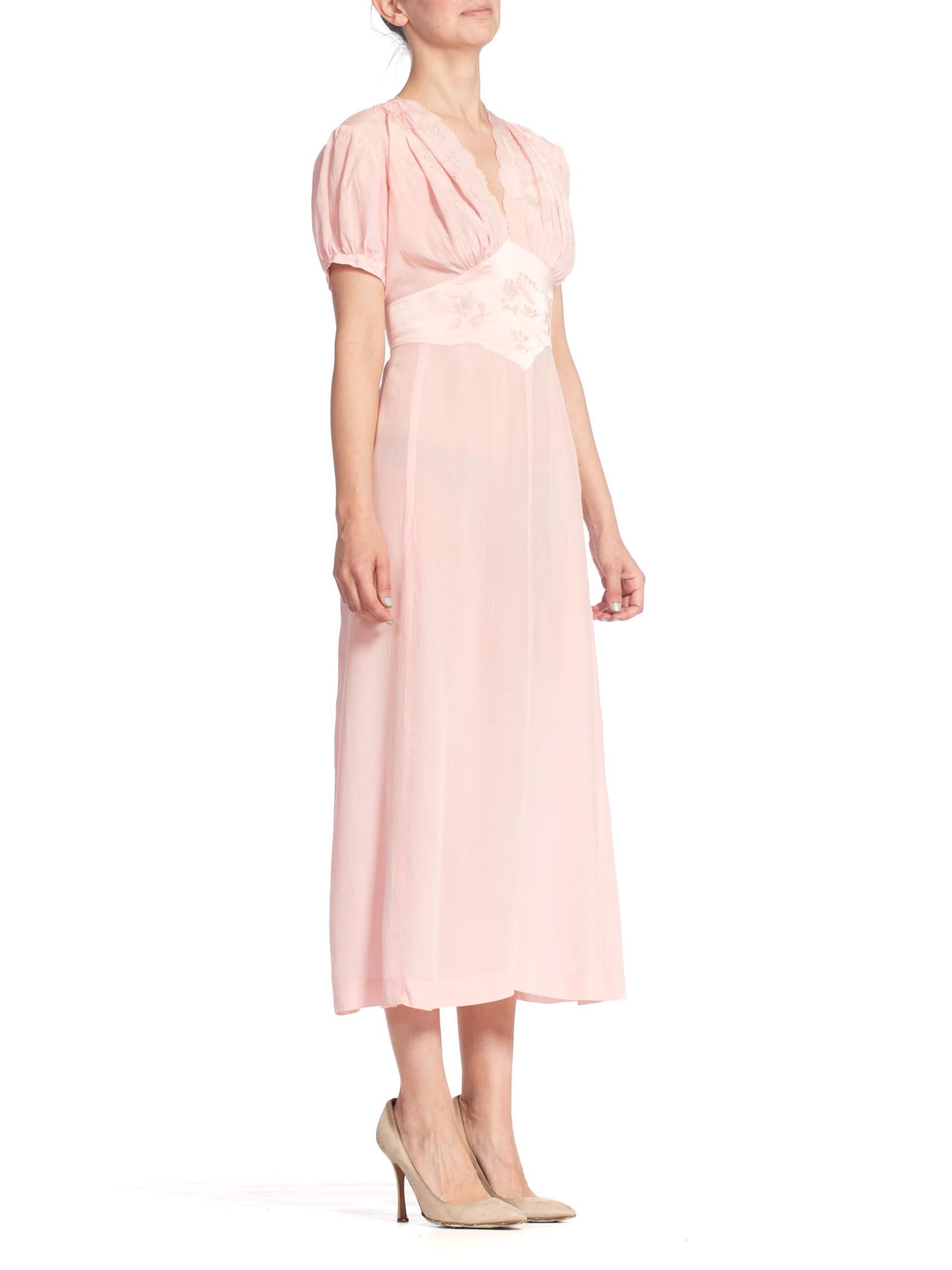 1940er Jahre Babyrosa Seide Handbesticktes Negligee Slip Kleid mit verstellbarer Taille  (Orange) im Angebot