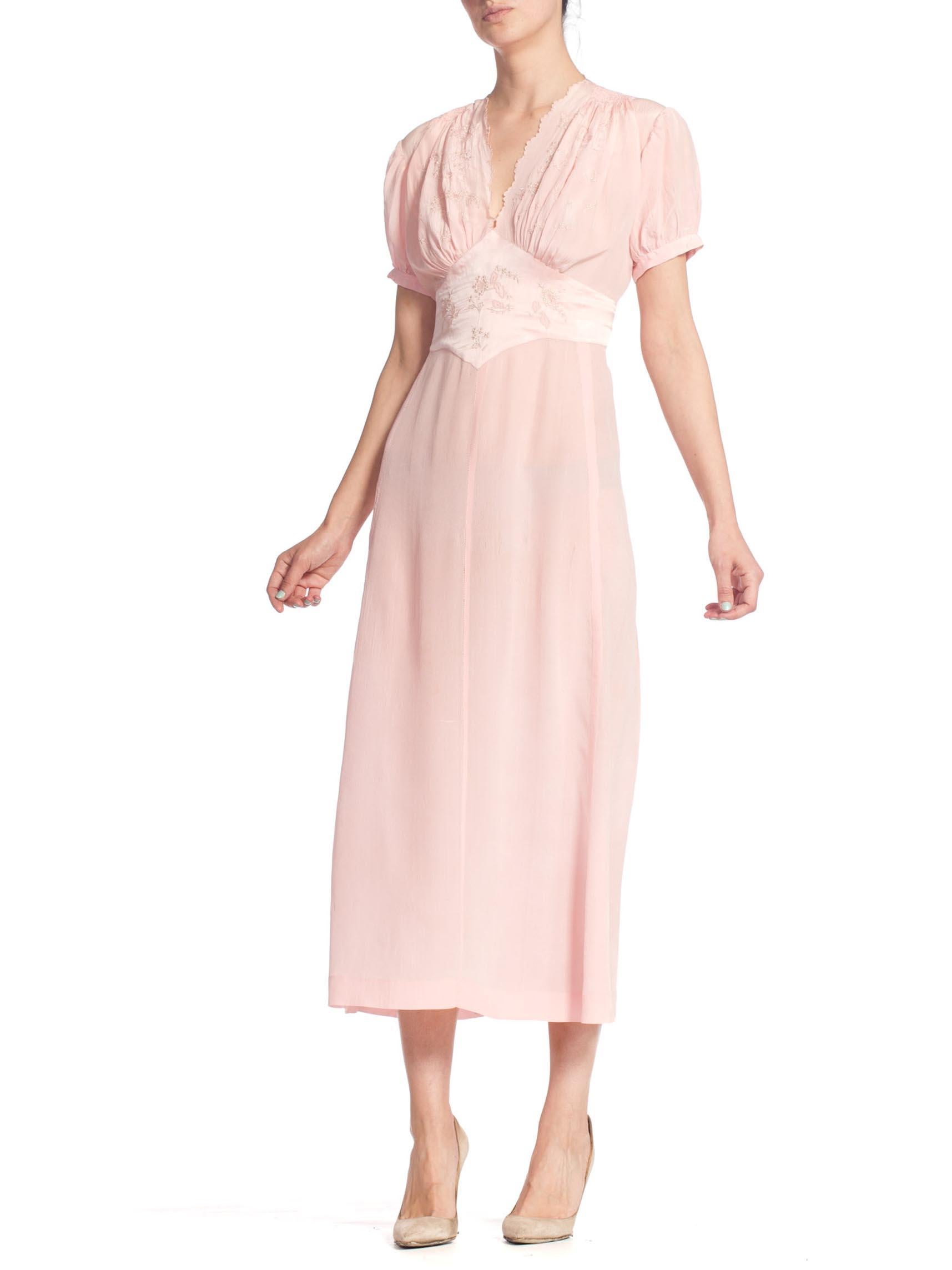 1940er Jahre Babyrosa Seide Handbesticktes Negligee Slip Kleid mit verstellbarer Taille  im Zustand „Hervorragend“ im Angebot in New York, NY