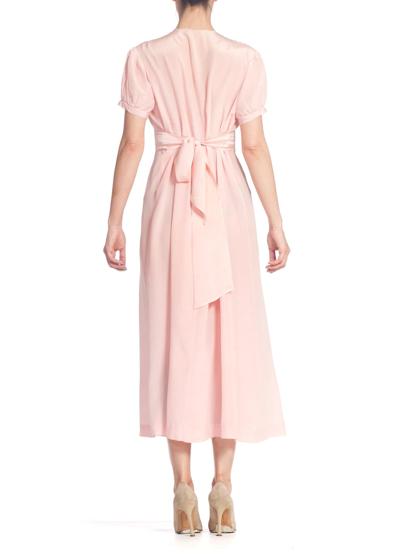 1940er Jahre Babyrosa Seide Handbesticktes Negligee Slip Kleid mit verstellbarer Taille  Damen im Angebot