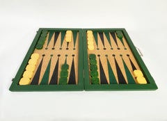 Jeu de backgammon des années 1940 avec des pions octogonaux en catalin marbré ou en bakélite