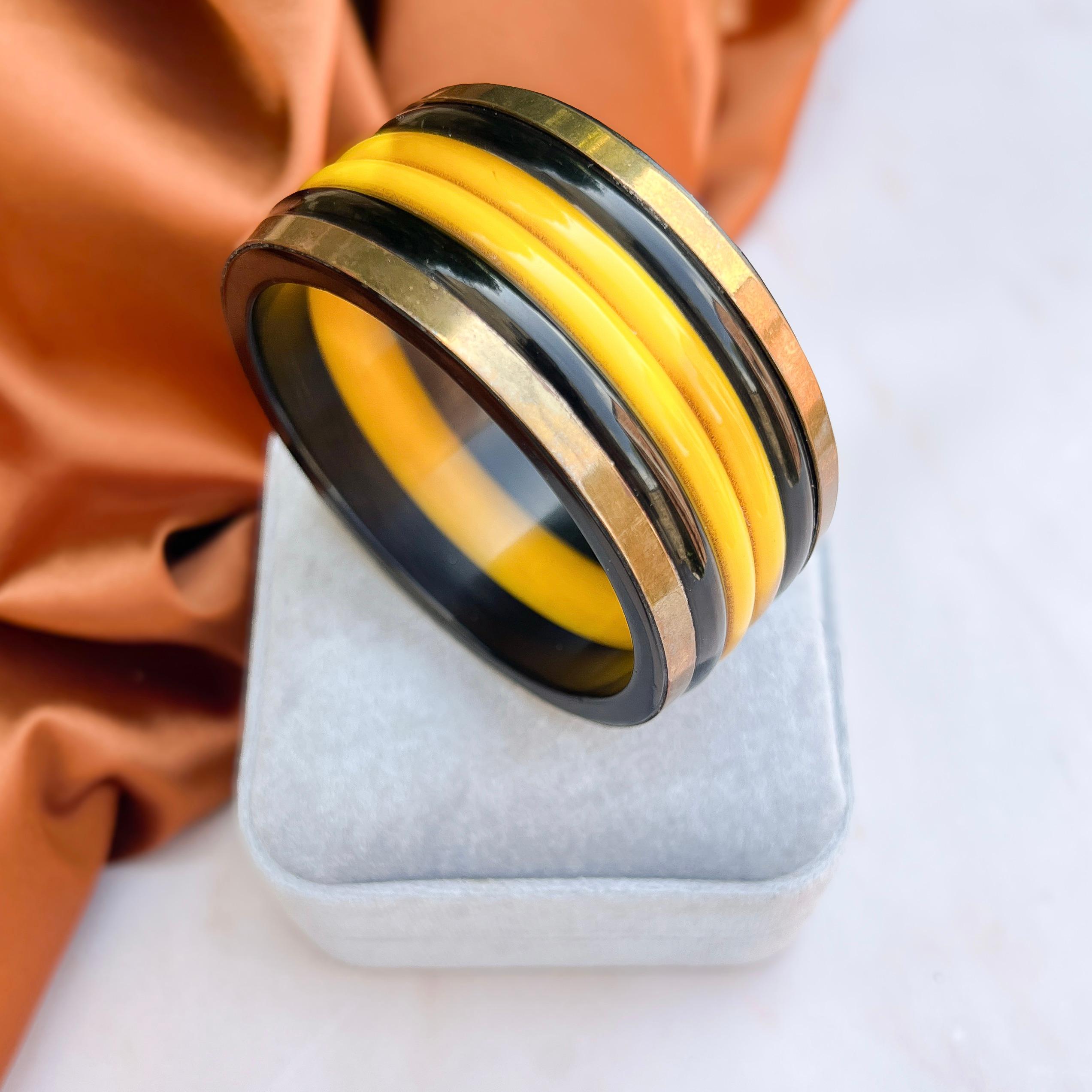 Questo elegante esempio di gioiello in bachelite risale agli anni Quaranta. 

Rapporto sulle condizioni:
Molto bene - Un po' di appannamento sulla superficie dell'ottone in un paio di piccole aree. Questo è coerente con l'età e l'uso e non