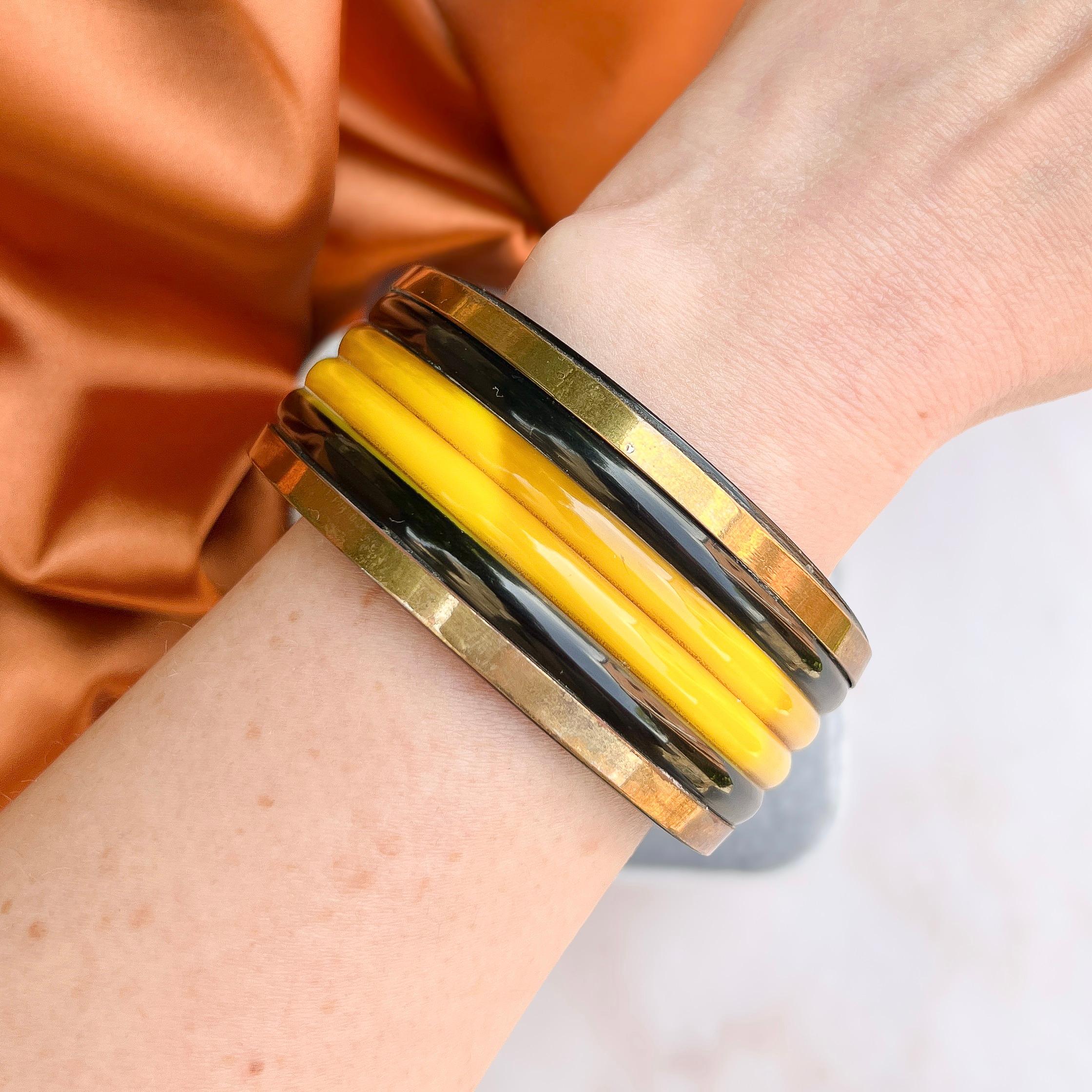 Rétro Bangle vintage in bachelite, resina e ottone degli anni '40 in vendita