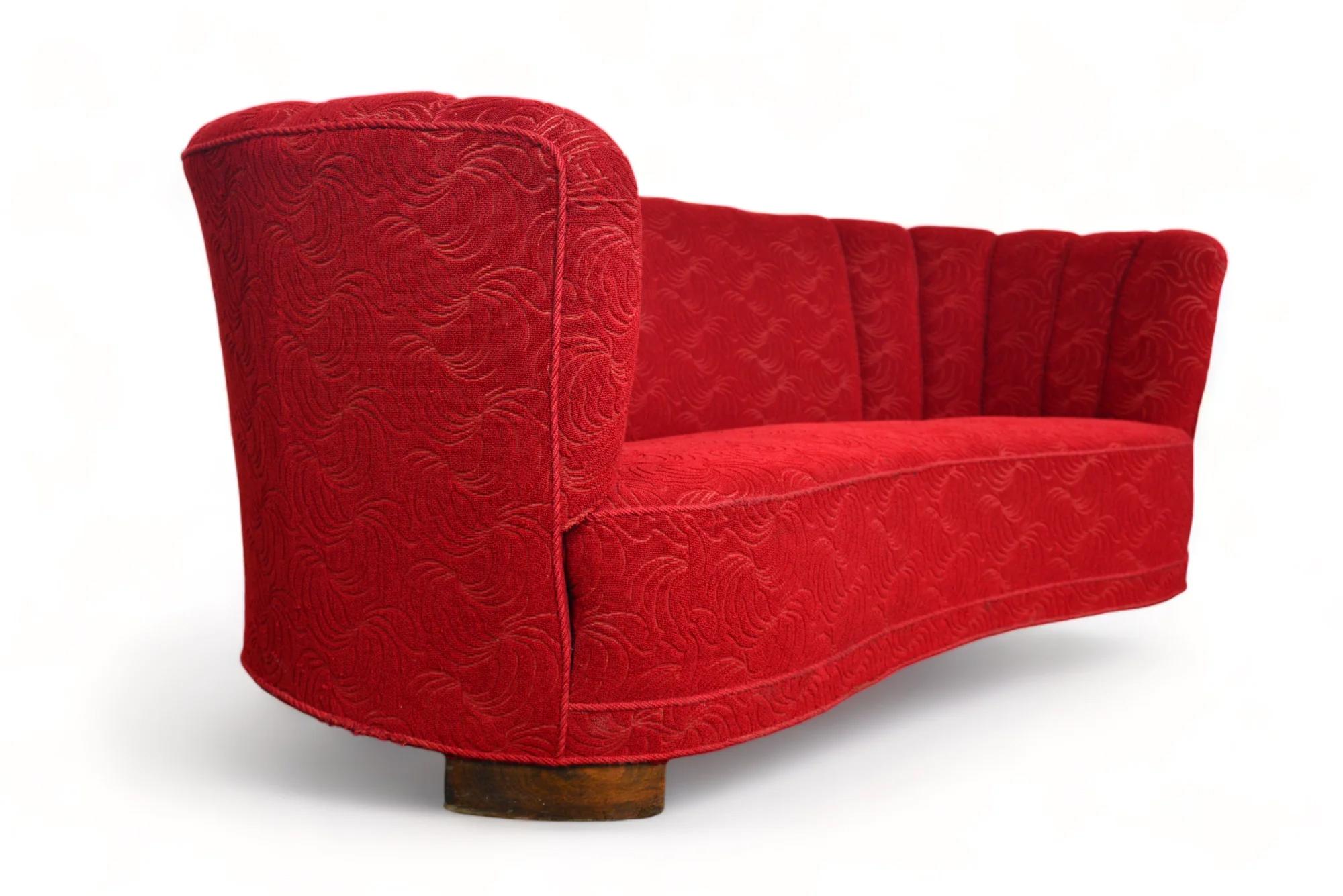 1940s Banana Sofa In Crimson Brocade Fabric In Good Condition For Sale In Berkeley, CA