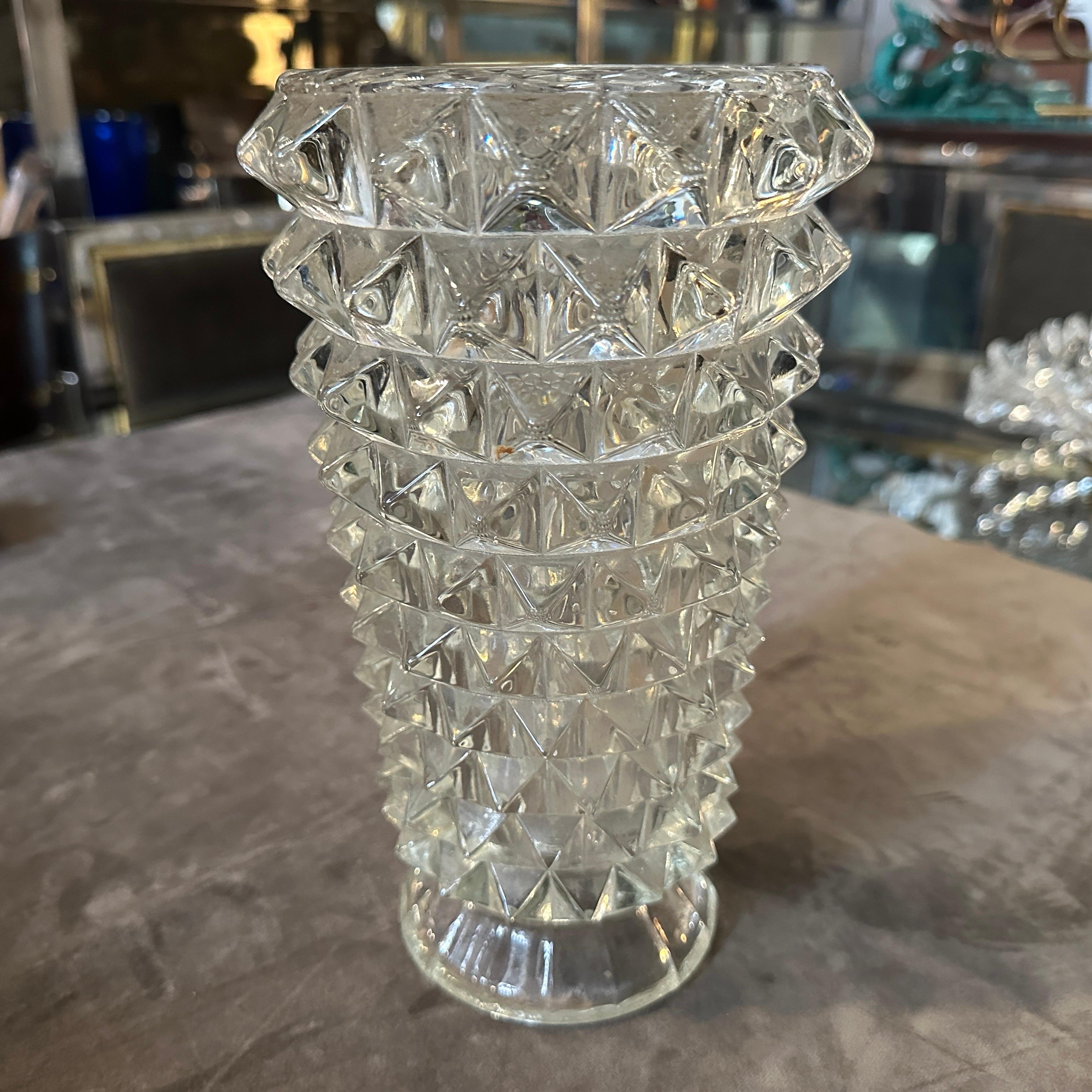 Eine klassische Art-Deco-Rostrato-Glasvase, die in den vierziger Jahren von Barovier in Italien entworfen und handgefertigt wurde. Die Vase zeichnet sich durch eine ausgeprägte Rostrato-Technik aus, die sich durch eine strukturierte, spitz