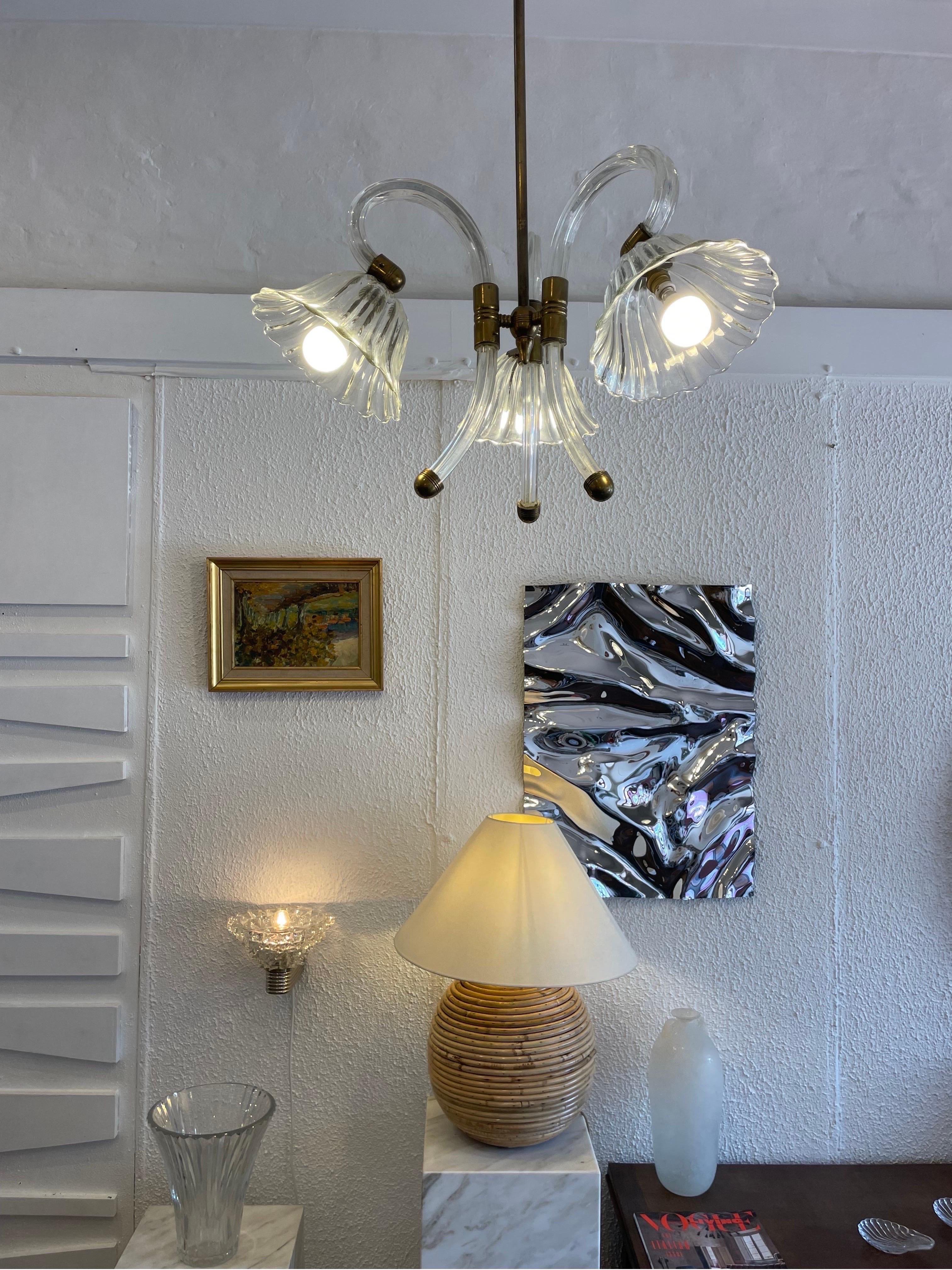 Superbe lustre en laiton et Murano de Barovier&Toso datant des années 1940 et en excellent état.