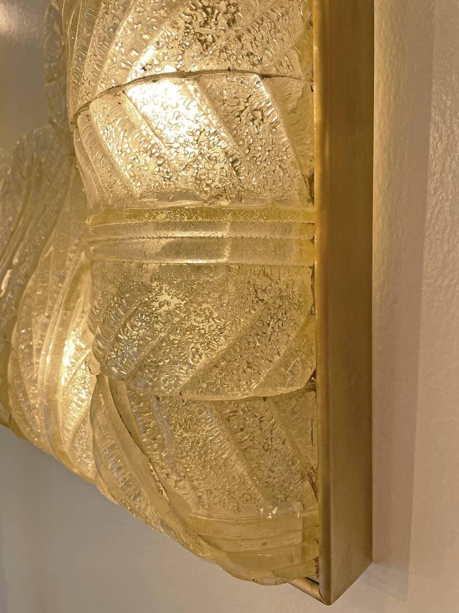 Mid-Century Modern 1940s Barovier & Toso White and Gold Glass Wall Sconce with Brass Frame For Sale