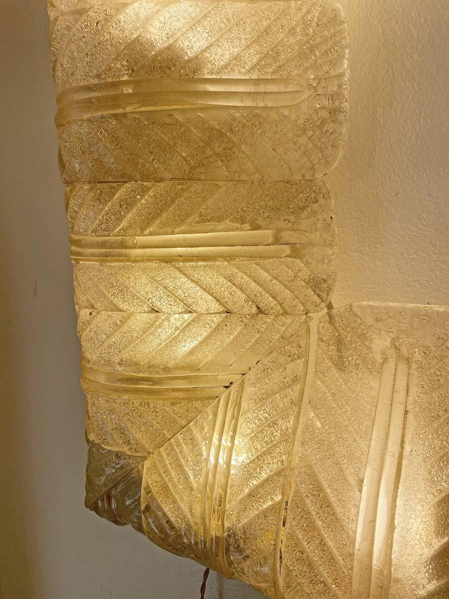 Italian 1940s Barovier & Toso White and Gold Glass Wall Sconce with Brass Frame For Sale