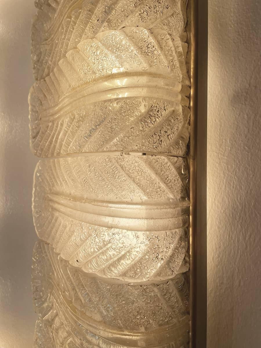 1940s Barovier & Toso White and Gold Glass Wall Sconce with Brass Frame For Sale 1