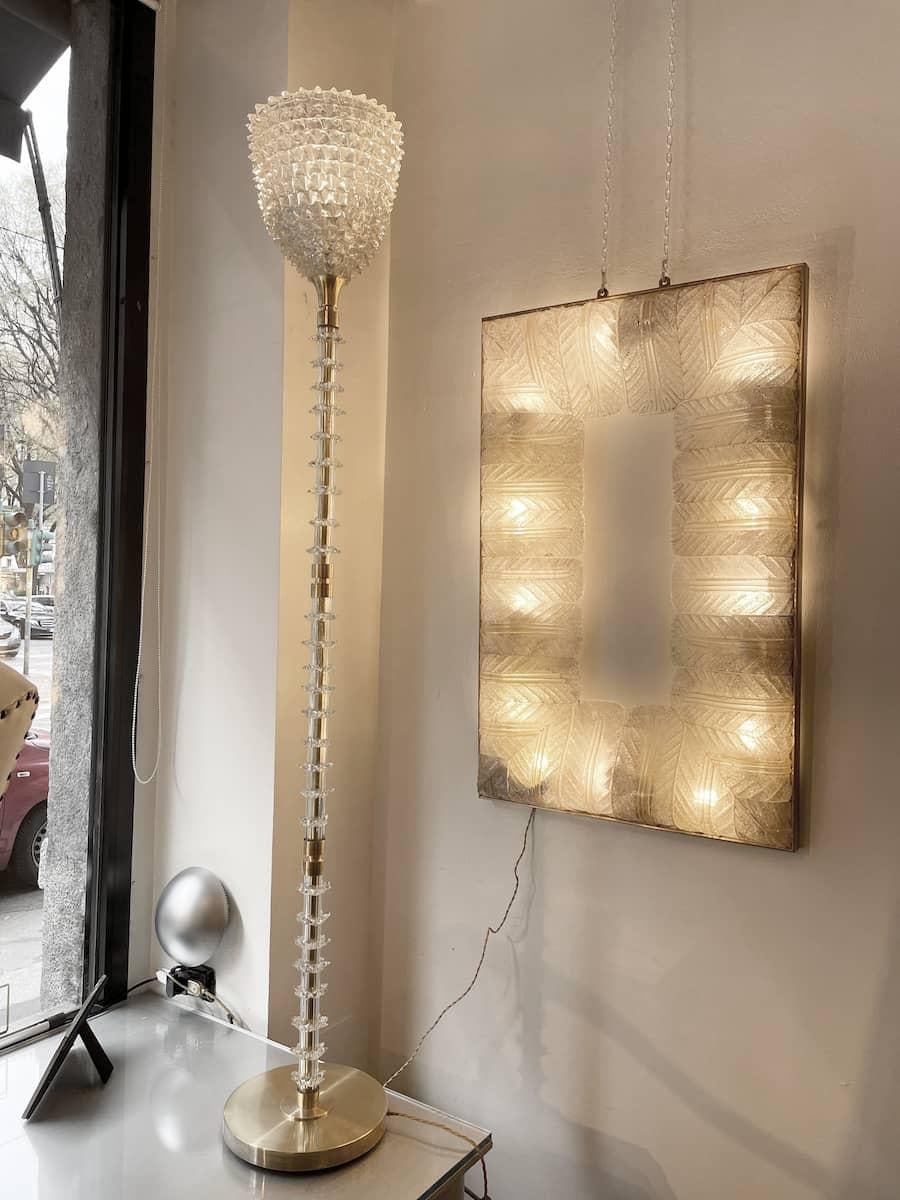 1940s Barovier & Toso White and Gold Glass Wall Sconce with Brass Frame For Sale 2