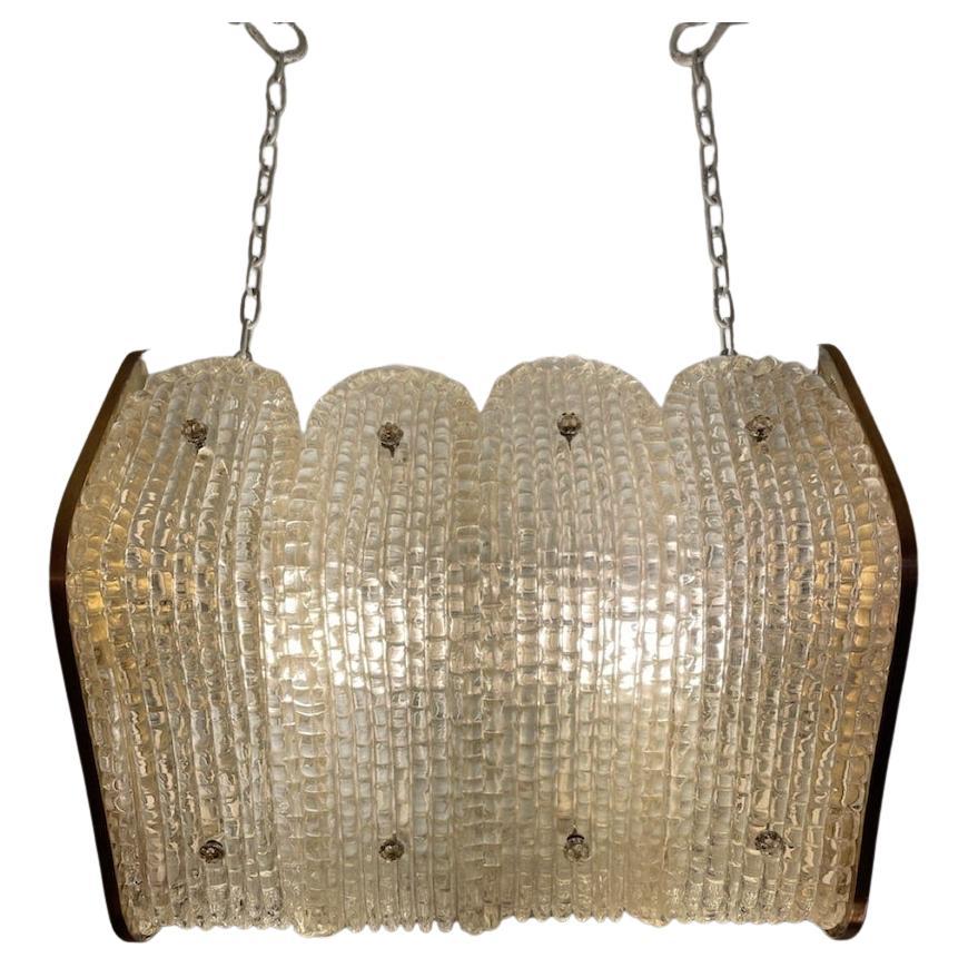 Deko-Applikationen aus den 1940er Jahren von Barovier&Toso aus Glas mit Goldakzenten in den Seitenteilen.

Die Lampengläser werden von dem Messingrahmen umschlossen.

Die Glasscheiben werden durch Rosetten aus Messing bereichert, die oben und unten