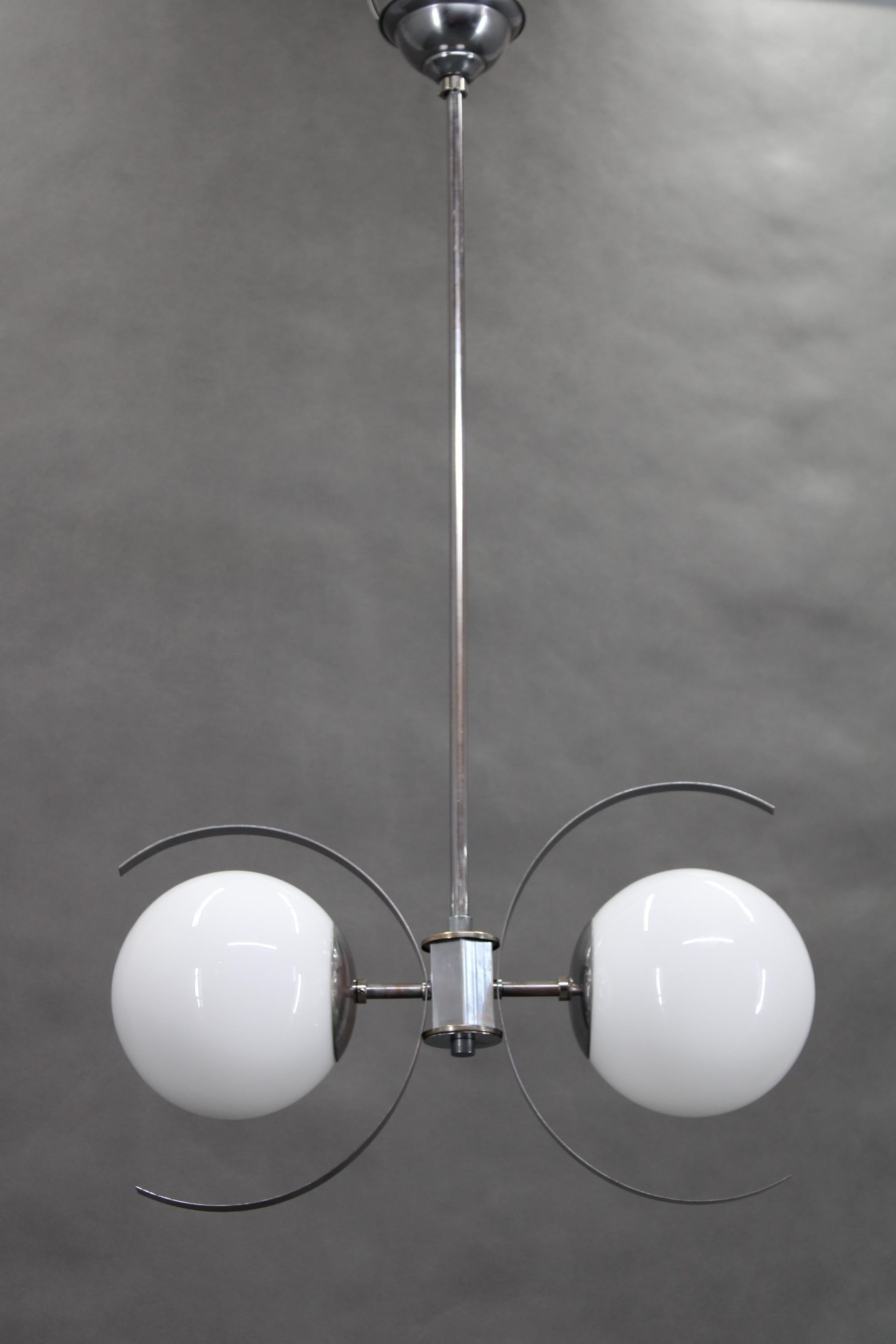 - Pulito e ricablato
- 2x, lampadina E26-E27
- Compatibile con il cablaggio degli Stati Uniti
- Piccoli segni d'uso