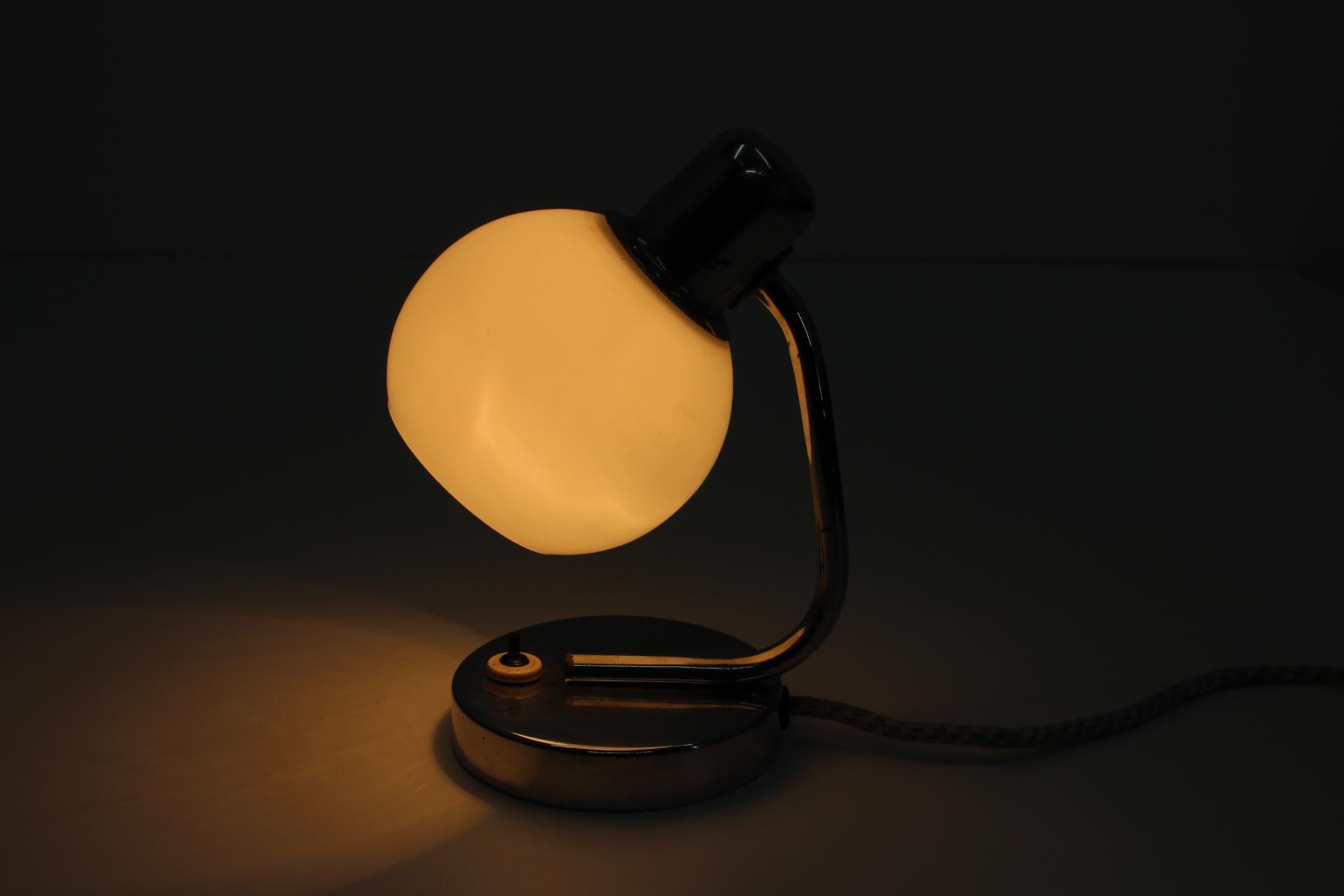 Milieu du XXe siècle Lampe de bureau Bauhaus des années 1940, Tchécoslovaquie en vente