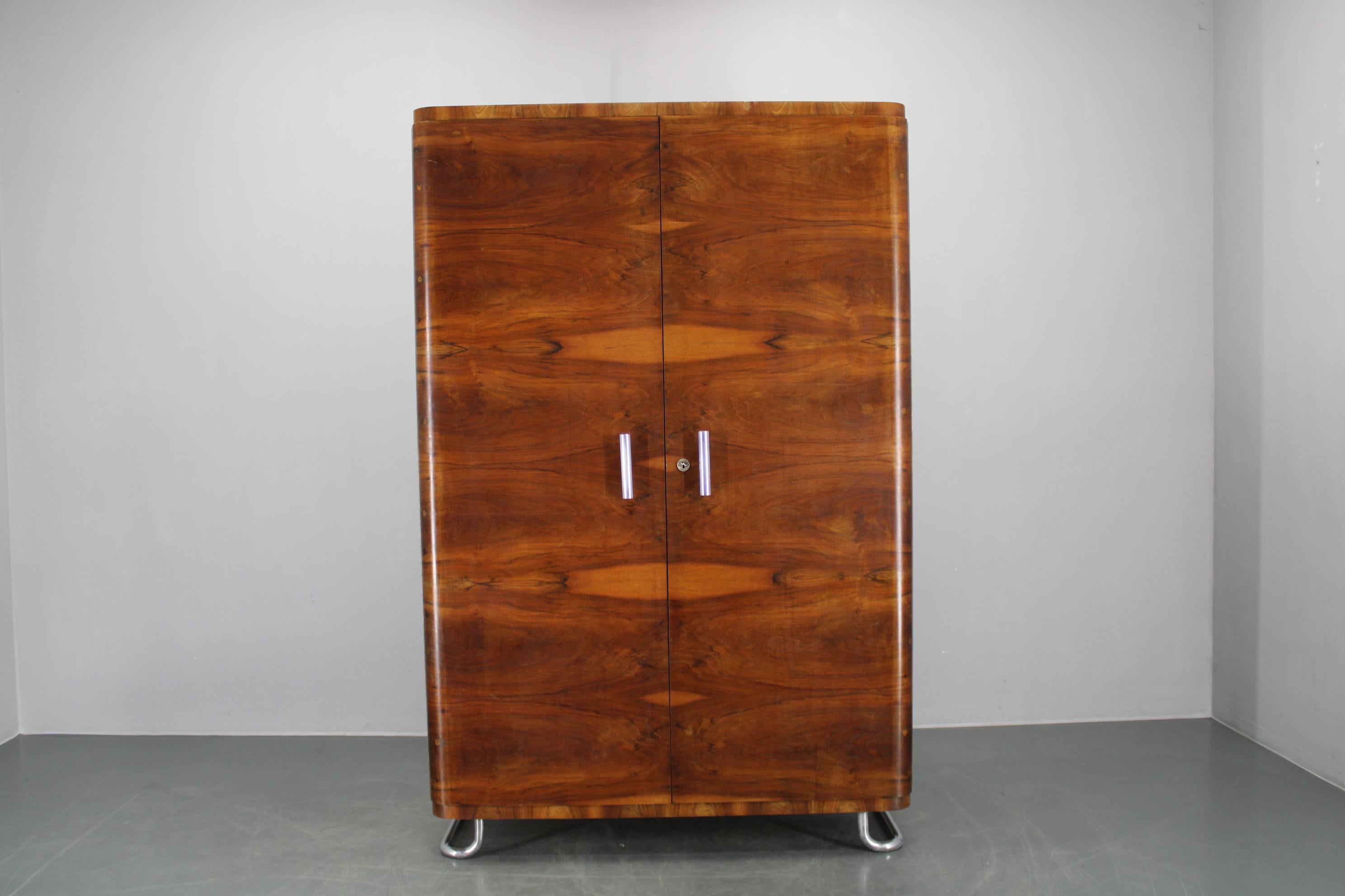 Armadio Bauhaus d'epoca prodotto da Hynek Gottwald per Kovona in Cecoslovacchia negli anni '40.
 Questo mobile di grande impatto è un esempio di design funzionalista, rifinito in impiallacciatura di noce con impiallacciatura di faggio all'interno.
