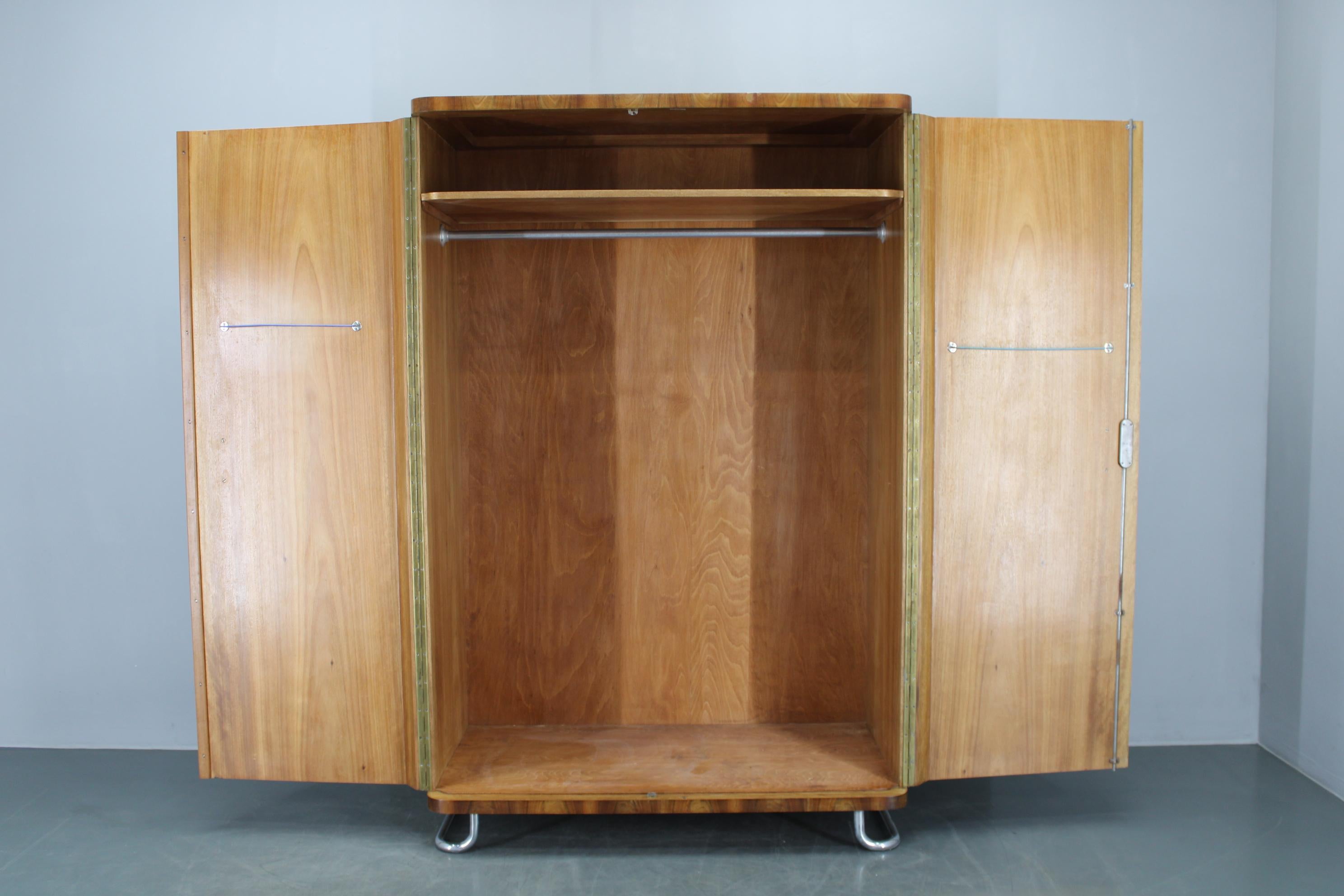 Mid-Century moderno Armadio Bauhaus anni '40 di Hynek Gottwald , impiallacciato in noce e faggio, dettagli cromati in vendita