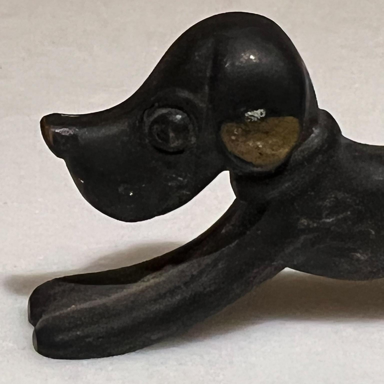 Mid-20th Century 1940s Beagle Doggy Bronze Sculpture Ring Holder by Richard Rohac Austria