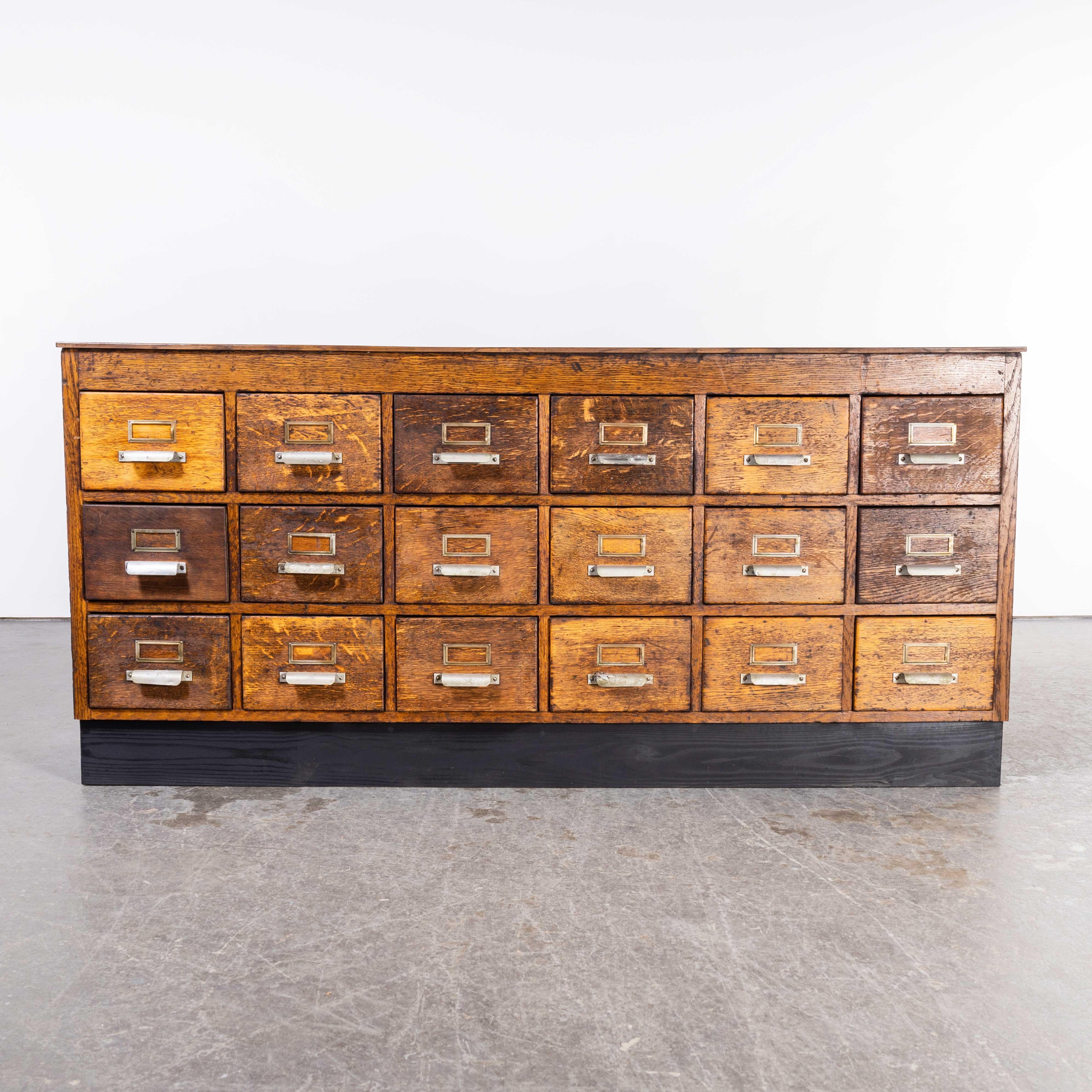 1940's Belgian Long Low Bank of Drawers - Achtzehn Schubladen (1674)
1940's Belgian Long Low Bank of Drawers - Achtzehn Schubladen. Diese Schubladenbank stammt aus Belgien und besteht hauptsächlich aus Eiche, wobei der Hauptkorpus und die