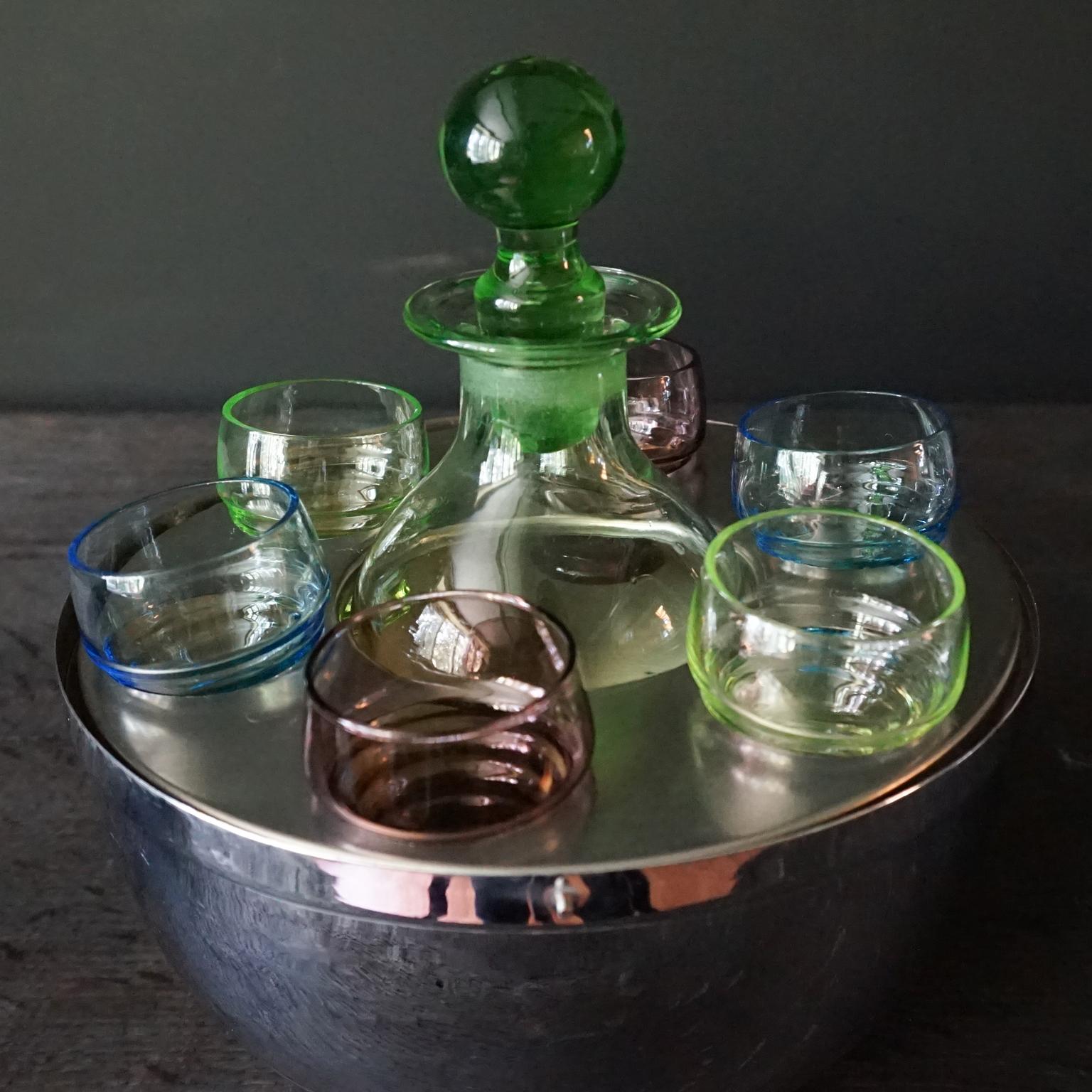 1940s Belgian MCM Art-Deco Liquor Pear Cellar with Vaseline Carafe and 6 glasses For Sale 4