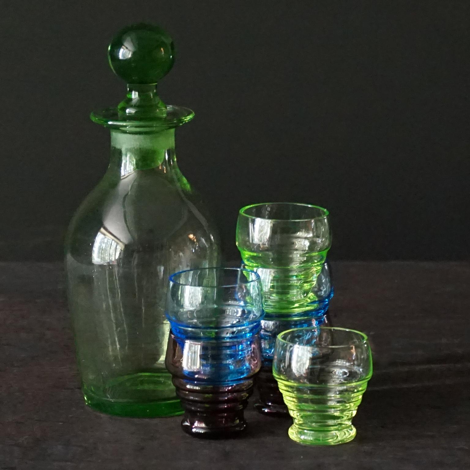 1940s Belgian MCM Art-Deco Liquor Pear Cellar with Vaseline Carafe and 6 glasses For Sale 4