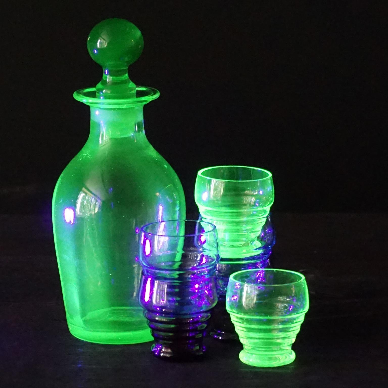 1940s Belgian MCM Art-Deco Liquor Pear Cellar with Vaseline Carafe and 6 glasses For Sale 5