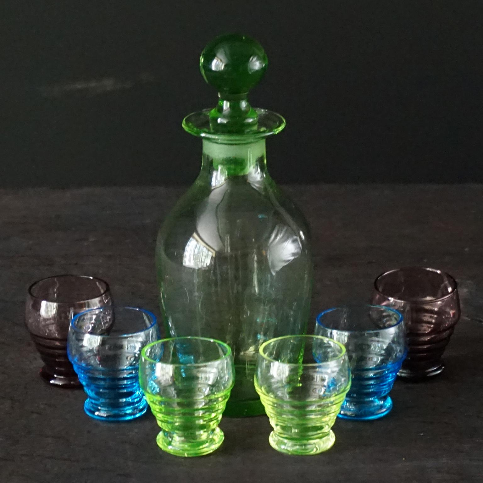 1940s Belgian MCM Art-Deco Liquor Pear Cellar with Vaseline Carafe and 6 glasses For Sale 6