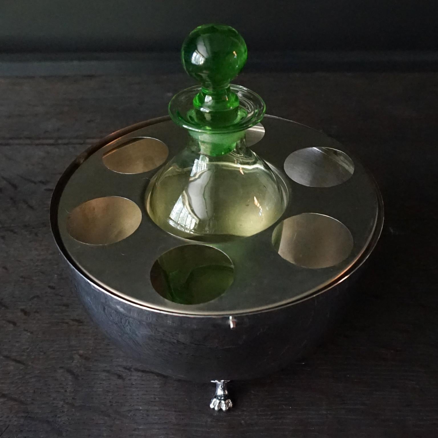 Cellare à liqueur en forme de poire avec carafe à vaseline et 6 verres Art-Déco de la Belgique MCM des années 1940 en vente 8
