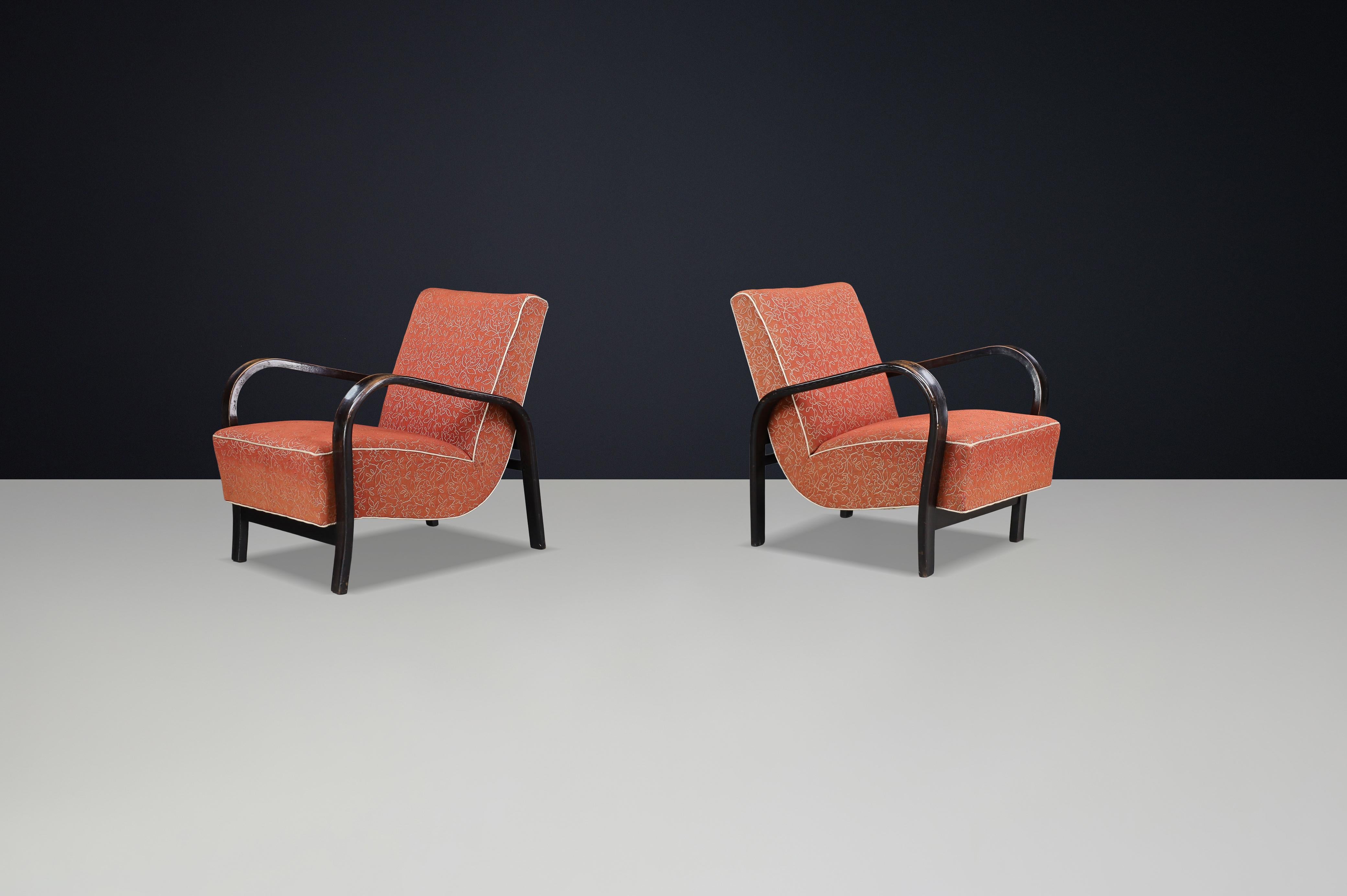 Sillones de madera curvada de los años 40 de Koželka & Kropáček con tapicería original - Praga, Checoslovaquia

Esta excepcional pareja de sillones de madera curvada fue diseñada en la década de 1940 por los célebres modernistas checos Karel Koželka
