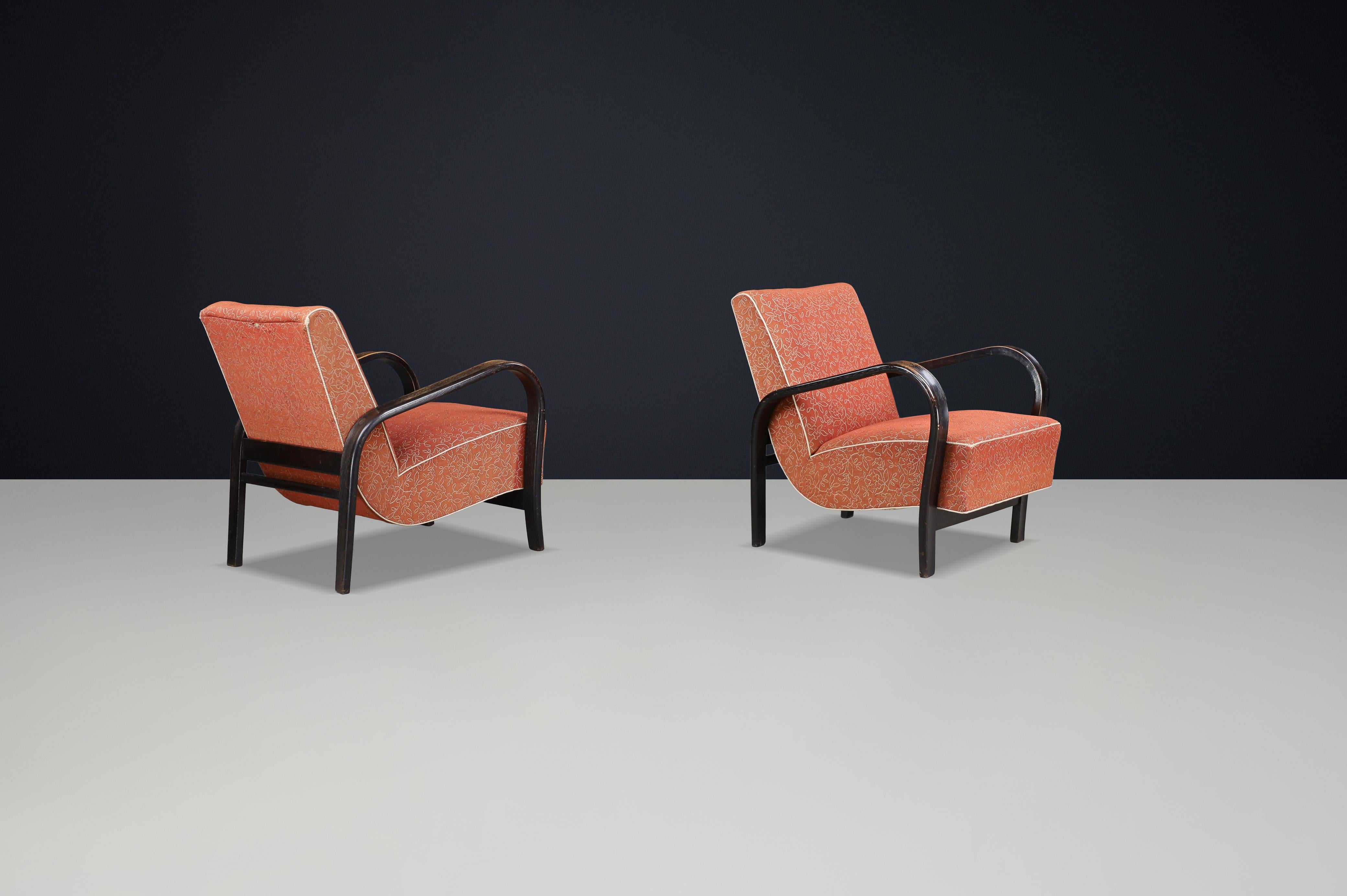 Sillones de madera curvada de los años 40 de Koželka & Kropáček con tapicería original - Praga en Bueno estado para la venta en Almelo, NL