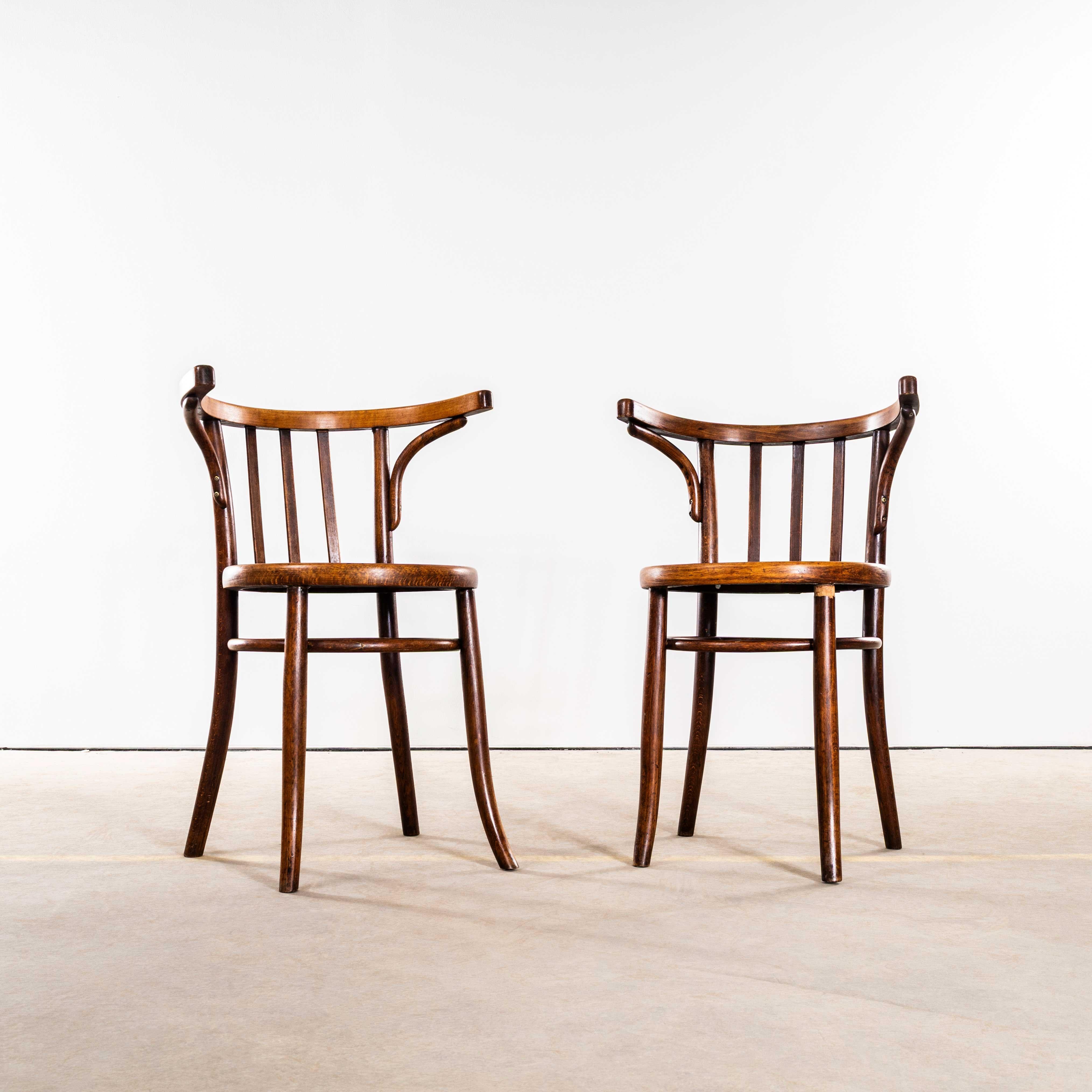 Fauteuils de salle à manger Debrecen en bois courbé des années 1950 - Paire. 
Bonne paire du fabricant hongrois Debrecen Il est difficile d'être précis sur l'origine de ces chaises car on en connaît peu l'histoire, mais ce que nous savons, c'est