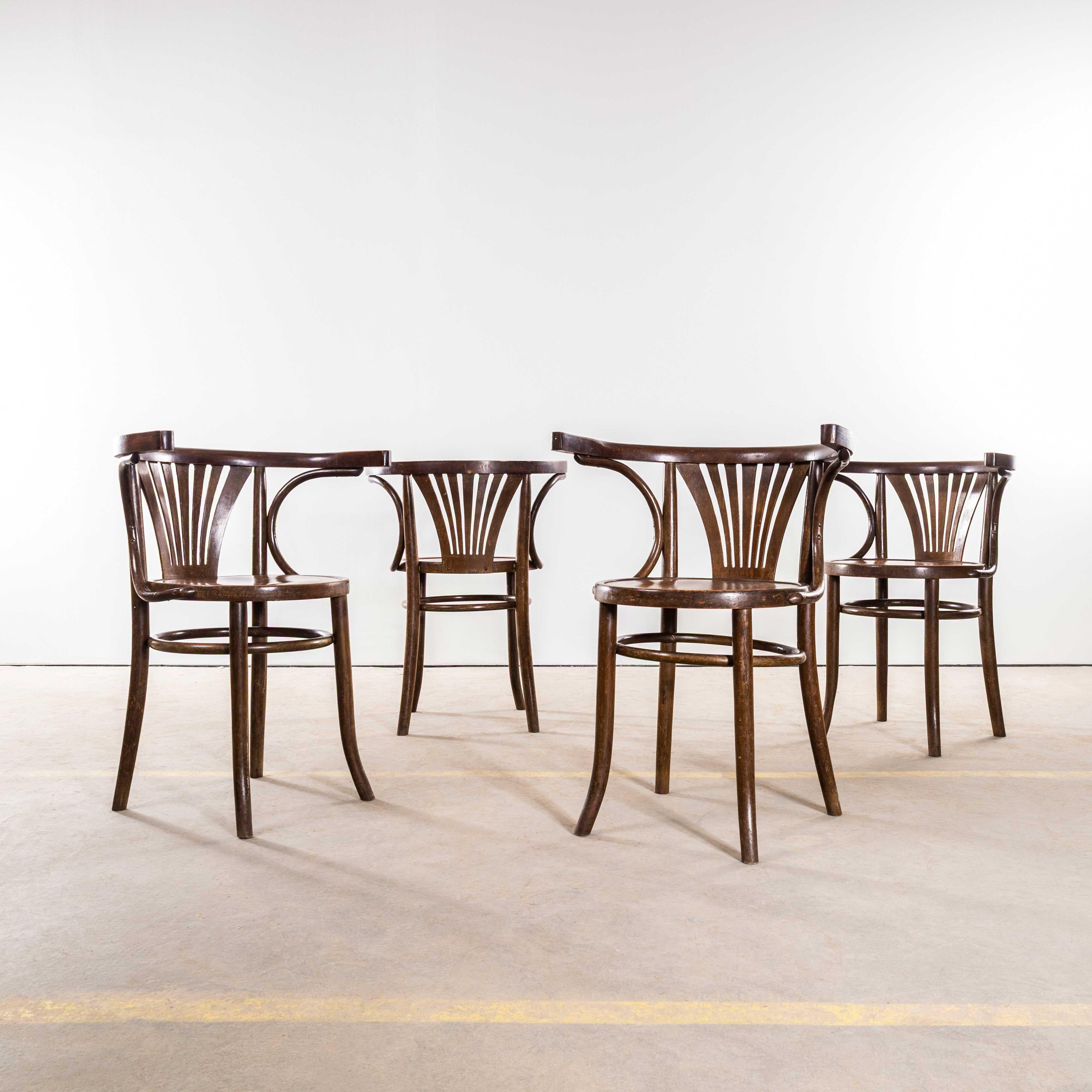 1950's Bentwood Debrecen Dining Arm Chairs - Set von vier. Hochwertige Stühle des ungarischen Herstellers Debrecen. Es ist schwer, den Ursprung dieser Stühle genau zu bestimmen, da wenig über die Geschichte bekannt ist, aber was wir wissen, ist,